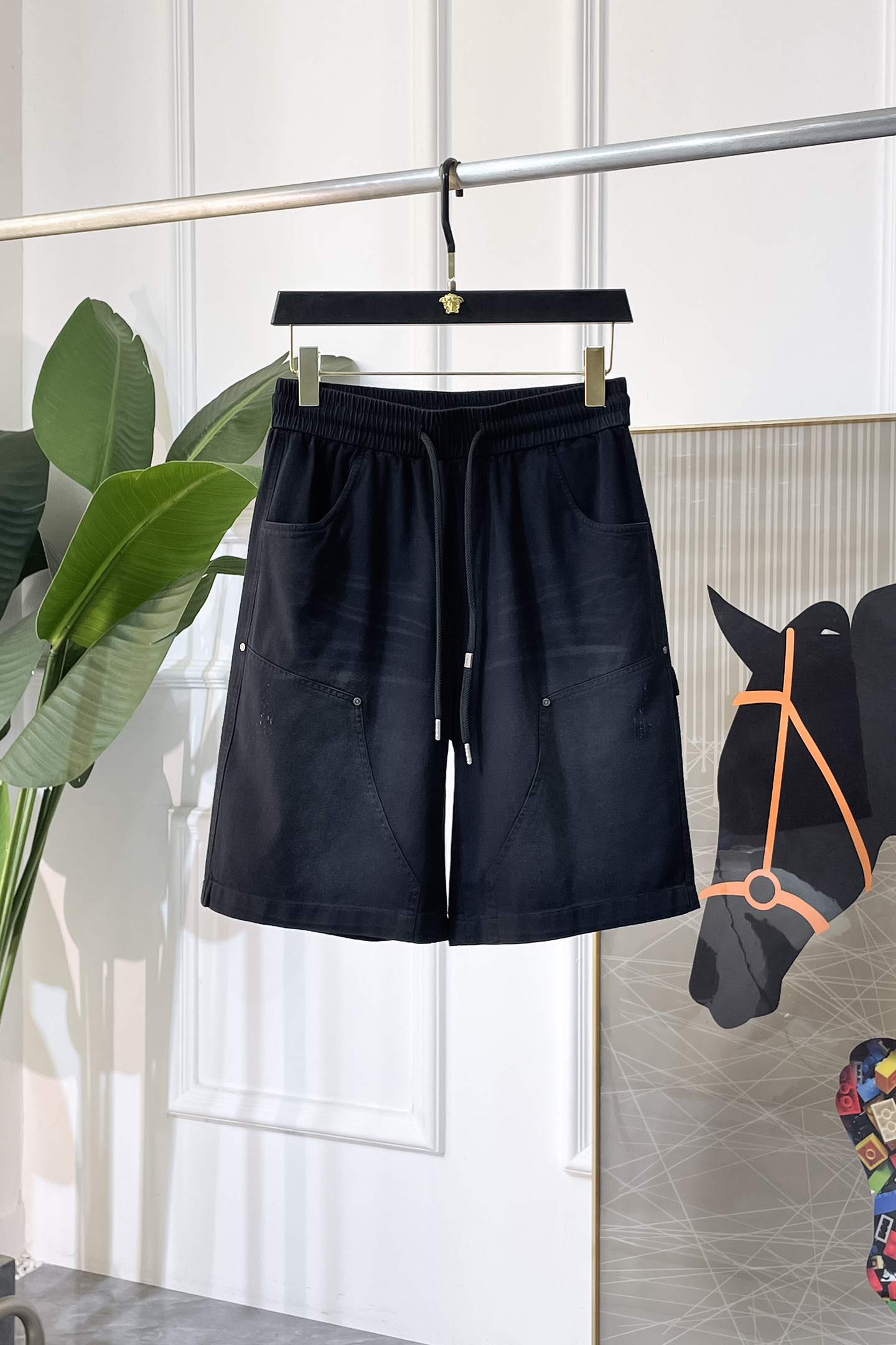 NO:858351,Givenchy - 2026 new summer men's casual denim shorts. Sold as a window display series, customers can customize brand-specific fabrics. The fabric itself has a great selling point. It feels delicate and soft, and the upper body is crisp and stylish. The brand logo design on the trouser legs is extremely unique, and the upper body effect is great!  First-class tailoring, simple and neat style, in line with men's practical dressing habits, a very worthy item. Colors and pictures, sizes M-3XL,,givenchy,shorts,19860909纪梵希- 2026年夏季新款男士休闲牛仔短裤.作为橱窗款系列出售,客供定制品牌特有面料,其面料本身就极具卖点.手感细腻柔软,上身挺括有型.裤腿品牌logo设计,极其别致,上身效果超赞！一流的剪裁,简单利落的风格,吻合了男性实用的穿衣习惯,非常值得收入的一款单品.颜色图色 尺码M-3XL,,givenchy,shorts,,Men's clothing