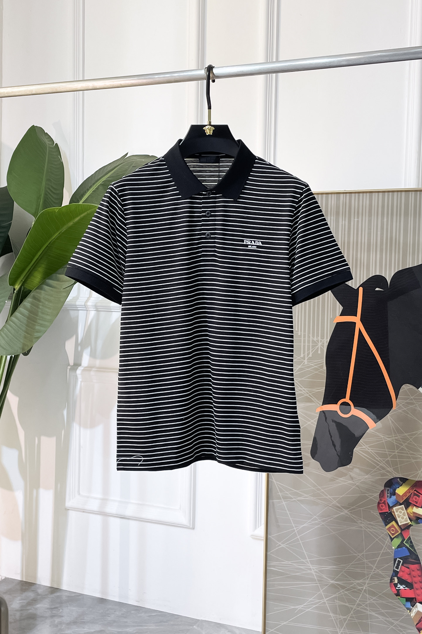 NO:858290,Prada - 2026ss New Year of the Horse spring and summer new polo collar short-sleeved series. Selected high-quality double mercerized pique cotton fabrics, fashionable big-name element logo design, awesome upper body shape, fine, comfortable and breathable fabrics, super good-looking and a must-have for fashionable men with any combination!  Size M-3XL, maximum weight can be worn!  ,,prada,T-shirt,19860909普拉达 - 2026ss马年春夏新款polo领短袖系列.精选优质双丝光珠地棉面料,时尚大牌元素logo设计,上身版型超赞,面料细腻舒适透气,随意搭配都超级好看时尚型男必备款哦！尺码M-3XL 最大可穿斤！,,prada,T-shirt,,Men's clothing