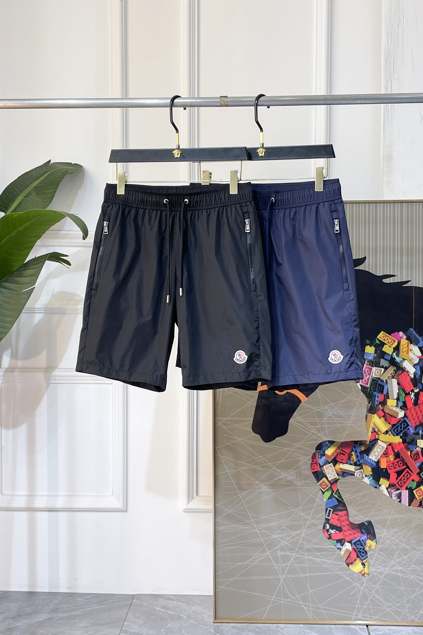 NO:858099,Mengkou - 2026 new summer men's casual shorts. Sold as a window display series, customers can customize brand-specific fabrics. The fabric itself has a great selling point. It feels delicate and soft, and the upper body is crisp and stylish. The brand logo design on the trouser legs is extremely unique, and the upper body effect is great!  First-class tailoring, simple and neat style, consistent with men's practical dressing habits, a very worthy item. Colors and pictures, sizes M-3XL, Moncler, shorts,19860909蒙口- 2026年夏季新款男士休闲短裤.作为橱窗款系列出售,客供定制品牌特有面料,其面料本身就极具卖点.手感细腻柔软,上身挺括有型.裤腿品牌logo设计,极其别致,上身效果超赞！一流的剪裁,简单利落的风格,吻合了男性实用的穿衣习惯,非常值得收入的一款单品.颜色图色 尺码M-3XL,,Moncler,shorts,,Men's clothing