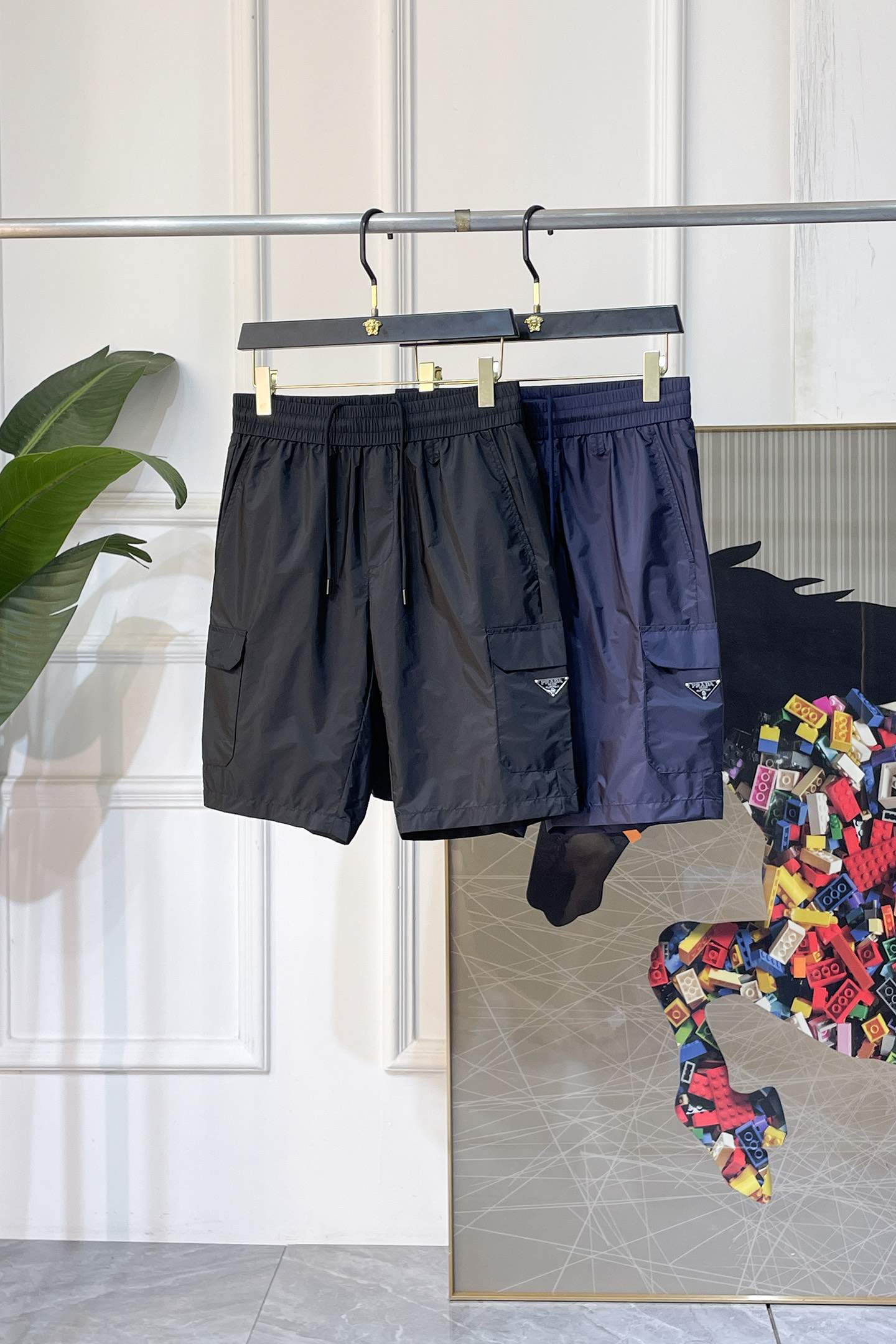 NO:858111,Prada - 2026 new summer men's casual shorts. Sold as a window display series, customers can customize brand-specific fabrics. The fabric itself has a great selling point. It feels delicate and soft, and the upper body is crisp and stylish. The brand logo design on the trouser legs is extremely unique, and the upper body effect is great!  First-class tailoring, simple and neat style, consistent with men's practical dressing habits, a very worthy item. Colors and pictures, sizes M-3XL, prada, shorts,19860909普拉达- 2026年夏季新款男士休闲短裤.作为橱窗款系列出售,客供定制品牌特有面料,其面料本身就极具卖点.手感细腻柔软,上身挺括有型.裤腿品牌logo设计,极其别致,上身效果超赞！一流的剪裁,简单利落的风格,吻合了男性实用的穿衣习惯,非常值得收入的一款单品.颜色图色 尺码M-3XL,,prada,shorts,,Men's clothing