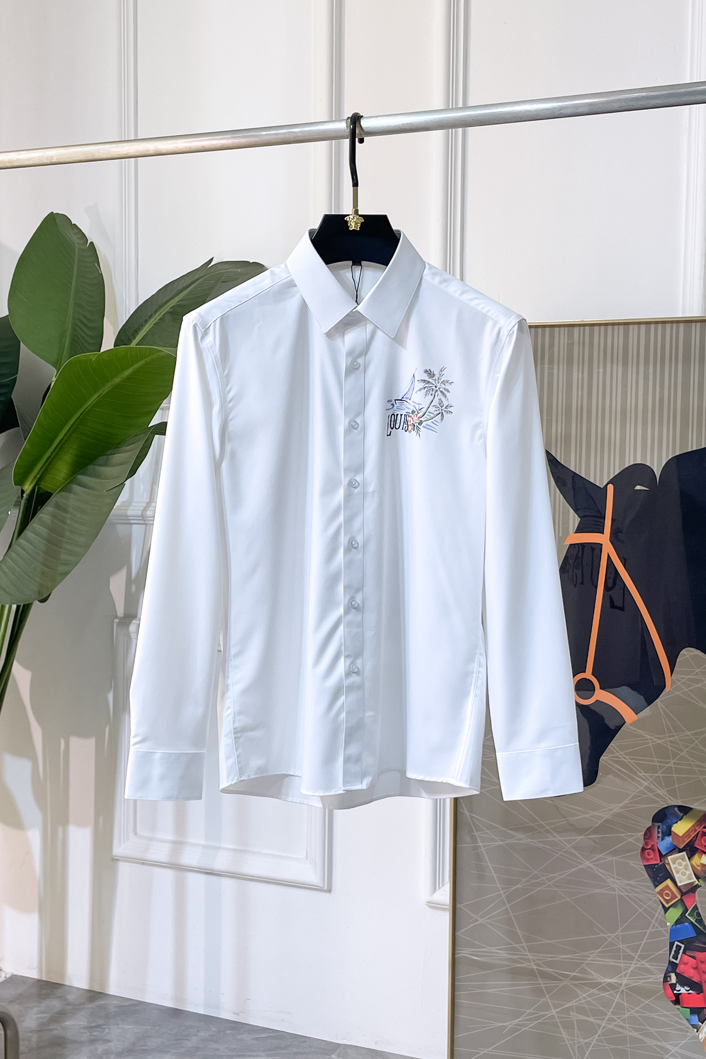 NO:858202,LV - 2026ss spring fashion hot-selling high-quality long-sleeved shirt, sold through trading company channels, in perfect condition, belongs to the cabinet level, predictable hot-selling, advanced custom-made imported high-grade cotton blended fabrics, master tailoring, invincible texture, excellent skin-friendly, very outstanding aesthetic design, exquisite craftsmanship, smooth lines, perfect match!  Easily upgrade your sense of fashion, with high recognition, great upper body effect, extremely sophisticated and rigorous workmanship, neat and meticulous wiring, it can be worn for business or daily leisure!  Counter size 39-45 (M-5XL) can wear 120-200 pounds!  ,,louis vuitton,shirts,19860909LV - 2026ss春装时尚大爆款精品长袖衬衫,贸易公司渠道货,品相完美如斯,属于入柜级别,可预见性的爆款,高级定制进口高级棉混纺面料,大师级剪裁,质感无敌,亲肤性极佳,非常出彩的美学设计,工艺精湛,线条流畅,完美搭配！轻松将时髦感进阶,有着高强辨识度,上身效果超赞,做工极为考究严谨,走线工整细致,商务抑或日常休闲均可搭配！专柜尺码 39-45 (M-5XL）可穿120-200斤！,,louis vuitton,shirts,,Men's clothing