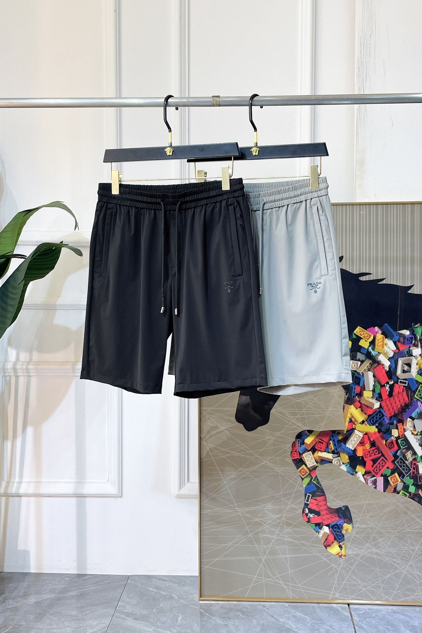 NO:912054,Prada - 2026 new summer men's casual shorts. Sold as a window display series, customers can customize brand-specific fabrics. The fabric itself has a great selling point. It feels delicate and soft, and the upper body is crisp and stylish. The brand logo design on the trouser legs is extremely unique, and the upper body effect is great!  First-class tailoring, simple and neat style, consistent with men's practical dressing habits, a very worthy item. Colors and pictures, sizes M-4XL, prada, shorts,19860909普拉达- 2026年夏季新款男士休闲短裤.作为橱窗款系列出售,客供定制品牌特有面料,其面料本身就极具卖点.手感细腻柔软,上身挺括有型.裤腿品牌logo设计,极其别致,上身效果超赞！一流的剪裁,简单利落的风格,吻合了男性实用的穿衣习惯,非常值得收入的一款单品.颜色图色 尺码M-4XL,,prada,shorts,,Men's clothing