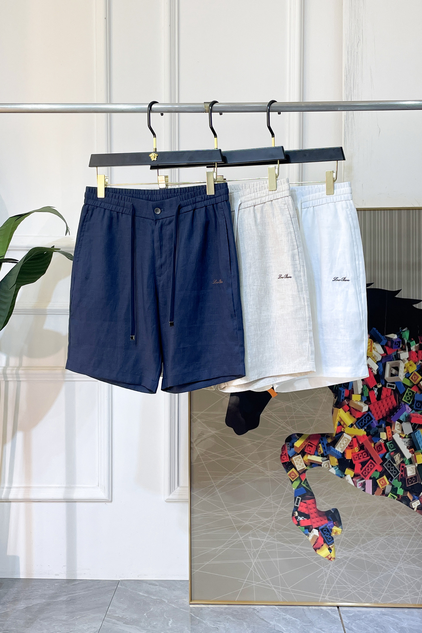 NO:912059,LP Noyo - 2026 summer new linen men's casual shorts. Sold as a window display series, customers can customize brand-specific fabrics. The fabric itself has a great selling point. It feels delicate and soft, and the upper body is crisp and stylish. The brand logo design on the trouser legs is extremely unique, and the upper body effect is great!  First-class tailoring, simple and neat style, consistent with men's practical dressing habits, a very worthy item. Colors and pictures, sizes M-4XL, loro piana, shorts,19860909LP诺悠- 2026年夏季新款麻料男士休闲短裤.作为橱窗款系列出售,客供定制品牌特有面料,其面料本身就极具卖点.手感细腻柔软,上身挺括有型.裤腿品牌logo设计,极其别致,上身效果超赞！一流的剪裁,简单利落的风格,吻合了男性实用的穿衣习惯,非常值得收入的一款单品.颜色图色 尺码M-4XL,,loro piana,shorts,,Men's clothing