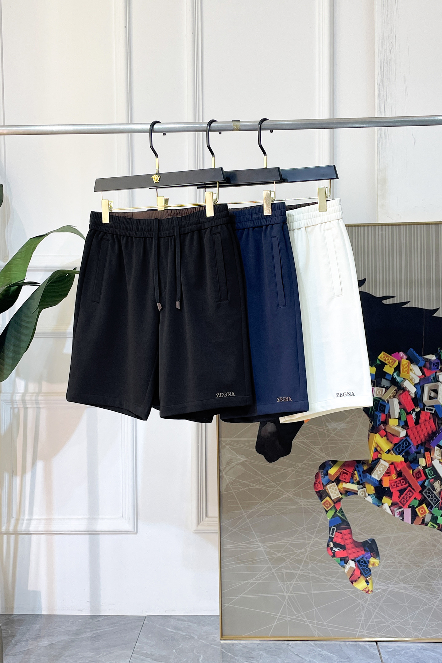NO:912044,Zegna - 2026 new summer men's casual shorts. Sold as a window display series, customers can customize brand-specific fabrics. The fabric itself has a great selling point. It feels delicate and soft, and the upper body is crisp and stylish. The brand logo design on the trouser legs is extremely unique, and the upper body effect is great!  First-class tailoring, simple and neat style, consistent with men's practical dressing habits, a very worthy item. Colors and pictures, sizes M-3XL,,zegna,shorts,19860909杰尼娅- 2026年夏季新款男士休闲短裤.作为橱窗款系列出售,客供定制品牌特有面料,其面料本身就极具卖点.手感细腻柔软,上身挺括有型.裤腿品牌logo设计,极其别致,上身效果超赞！一流的剪裁,简单利落的风格,吻合了男性实用的穿衣习惯,非常值得收入的一款单品.颜色图色 尺码M-3XL,,zegna,shorts,,Men's clothing