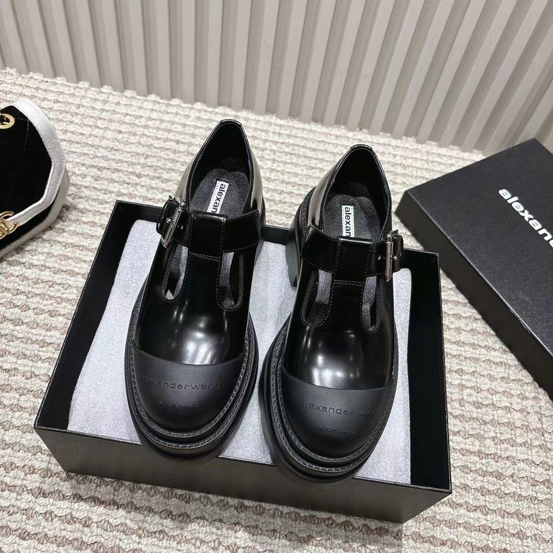 NO:236839,[Alexander Wang] - Alexander Wang Qiudong's latest show hit series... Thick-soled design not only adds height, but also gives you a strong aura. Every step is like stepping on the clouds of fashion. Upper: imported cowhide Inner: imported cowhide foot pad: imported cowhide Outsole: thick-soled waterproof platform Heel height: 5cm in front 7cm in back digit: 35-39 (34 40 41. Custom made no return or exchange) Packaging: original full set of packaging Color: black burgundy patent leather, loafers, loafers, cowhide19860909【Alexander Wang】——亚力山大 ·王秋冬最新走秀爆款系列……厚底设计,不仅增添了高度,更赋予你强大的气场.每一步都如同踩在时尚的云端, 鞋面:进口牛皮 内里:进口牛皮里 垫脚:进口牛皮 大底:厚底防水台 跟高:前5cm后7cm 码数:35-39（34 40 41.订做不退不换) 包装:原版全套包装 颜色:黑色 酒红色 漆皮,乐福鞋,loafers,cowhide,Women's Shoes