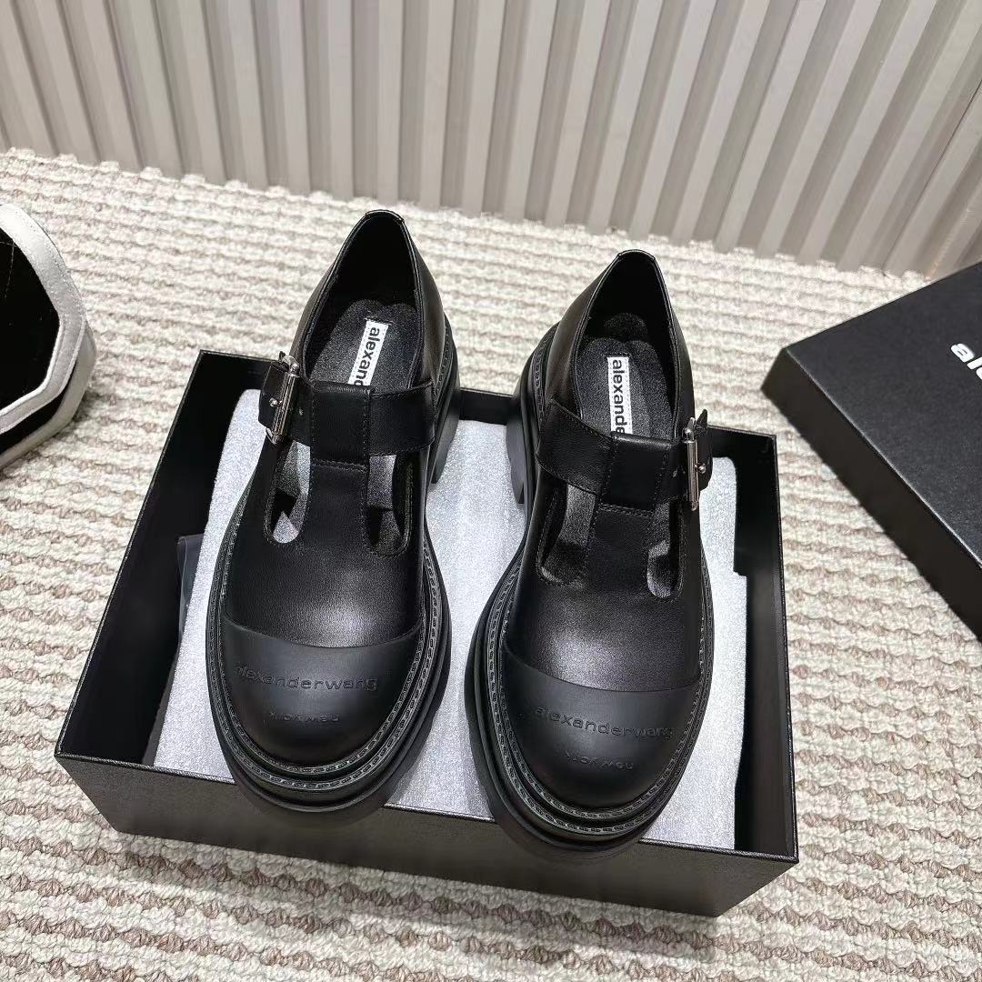 NO:236837,[Alexander Wang] - Alexander Wang Qiudong's latest show hit series... Thick-soled design not only adds height, but also gives you a strong aura. Every step is like stepping on the clouds of fashion. Upper: imported cowhide Inner: imported cowhide foot pad: imported cowhide Outsole: thick-soled waterproof platform Heel height: 5cm in front 7cm in back digit: 35-39 (34 40 41. Custom made no return or exchange) Packaging: original full set of packaging Color: black burgundy patent leather, loafers, loafers, cowhide19860909【Alexander Wang】——亚力山大 ·王秋冬最新走秀爆款系列……厚底设计,不仅增添了高度,更赋予你强大的气场.每一步都如同踩在时尚的云端, 鞋面:进口牛皮 内里:进口牛皮里 垫脚:进口牛皮 大底:厚底防水台 跟高:前5cm后7cm 码数:35-39（34 40 41.订做不退不换) 包装:原版全套包装  颜色:黑色 酒红色 漆皮,乐福鞋,loafers,cowhide,Women's Shoes