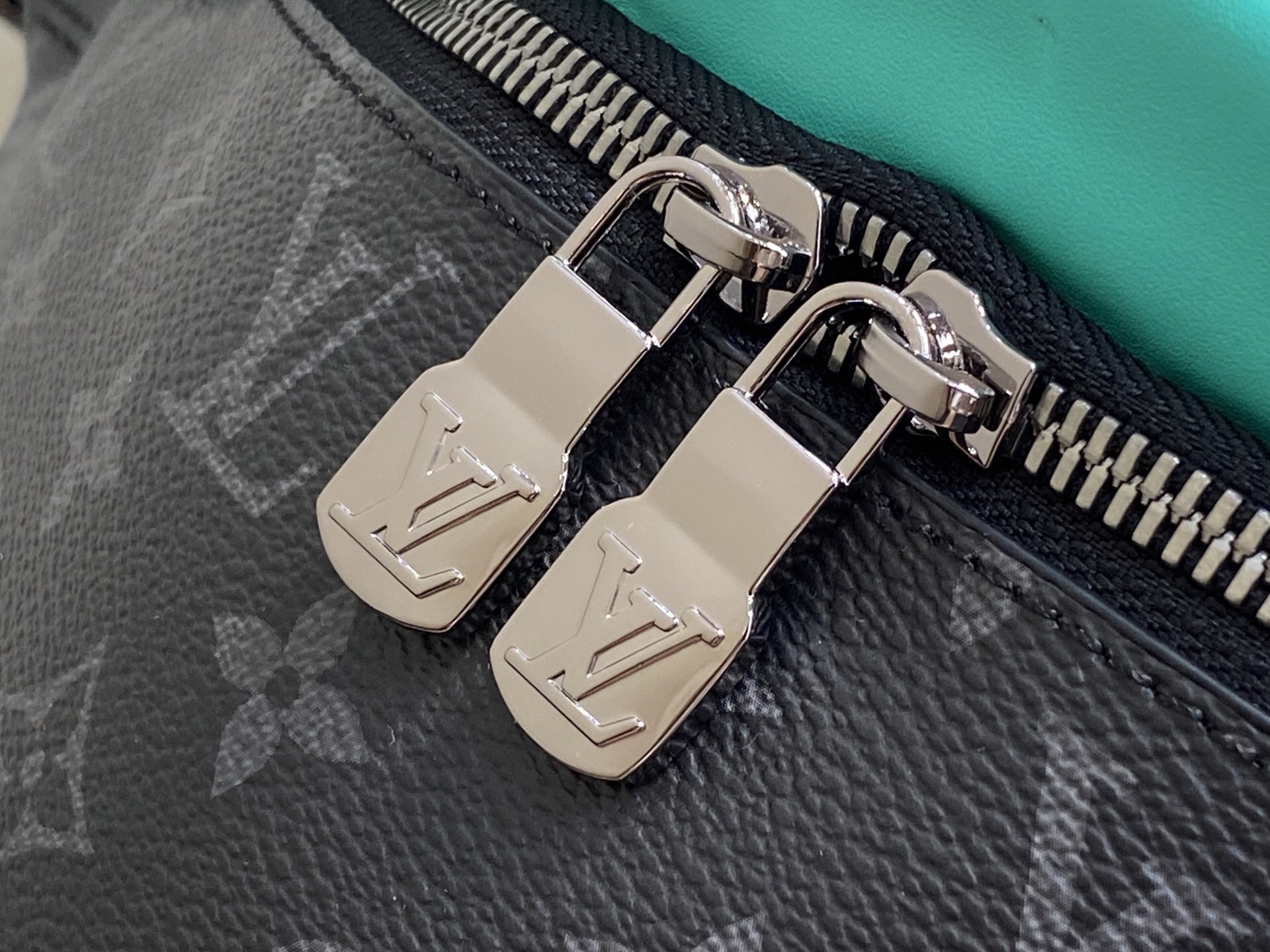 purse replicaM25924 Discovery Monogram Edipse 44 x 15x 9 x x M — photo 5