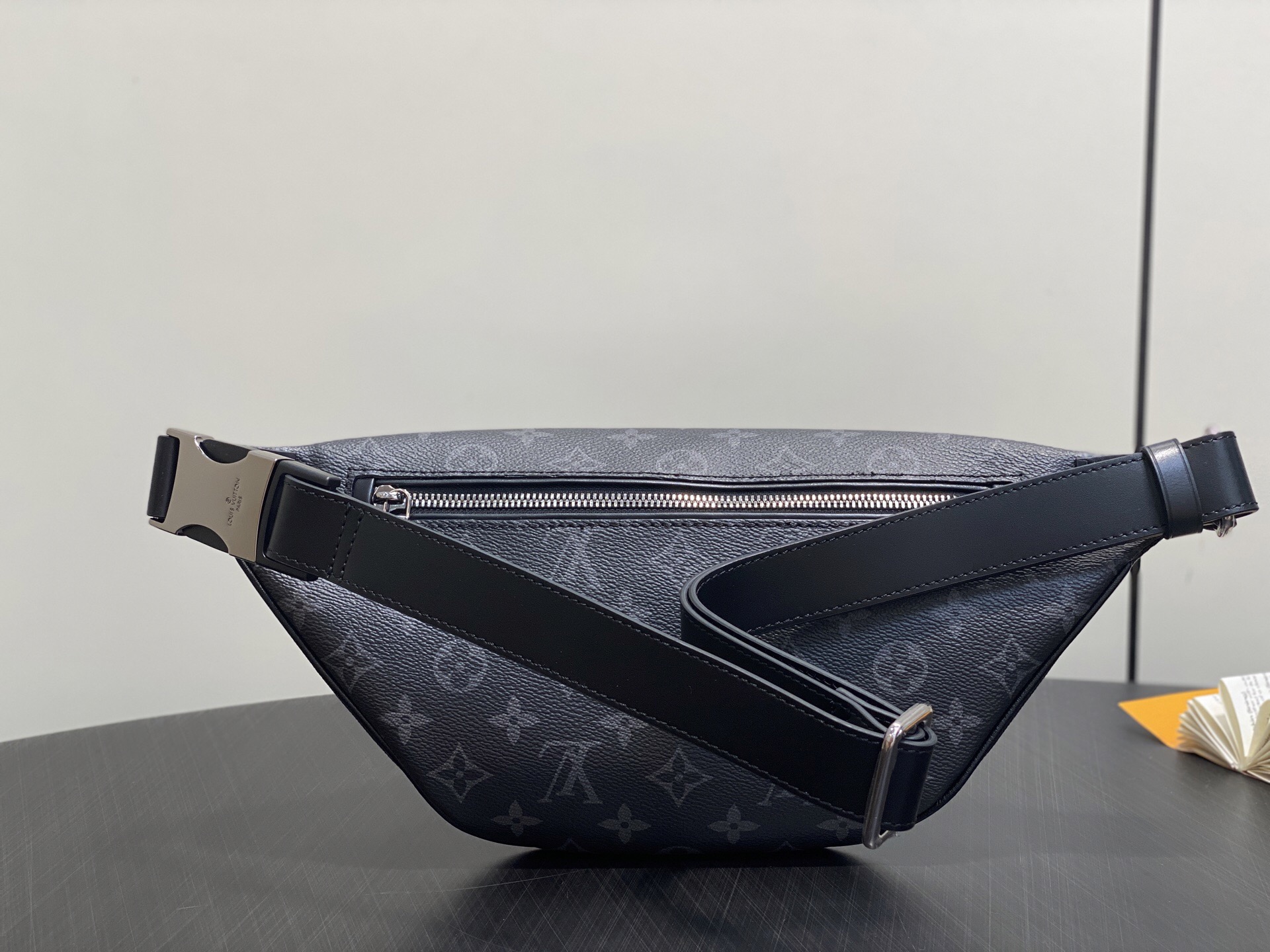 purse replicaM25924 Discovery Monogram Edipse 44 x 15x 9 x x M — photo 3