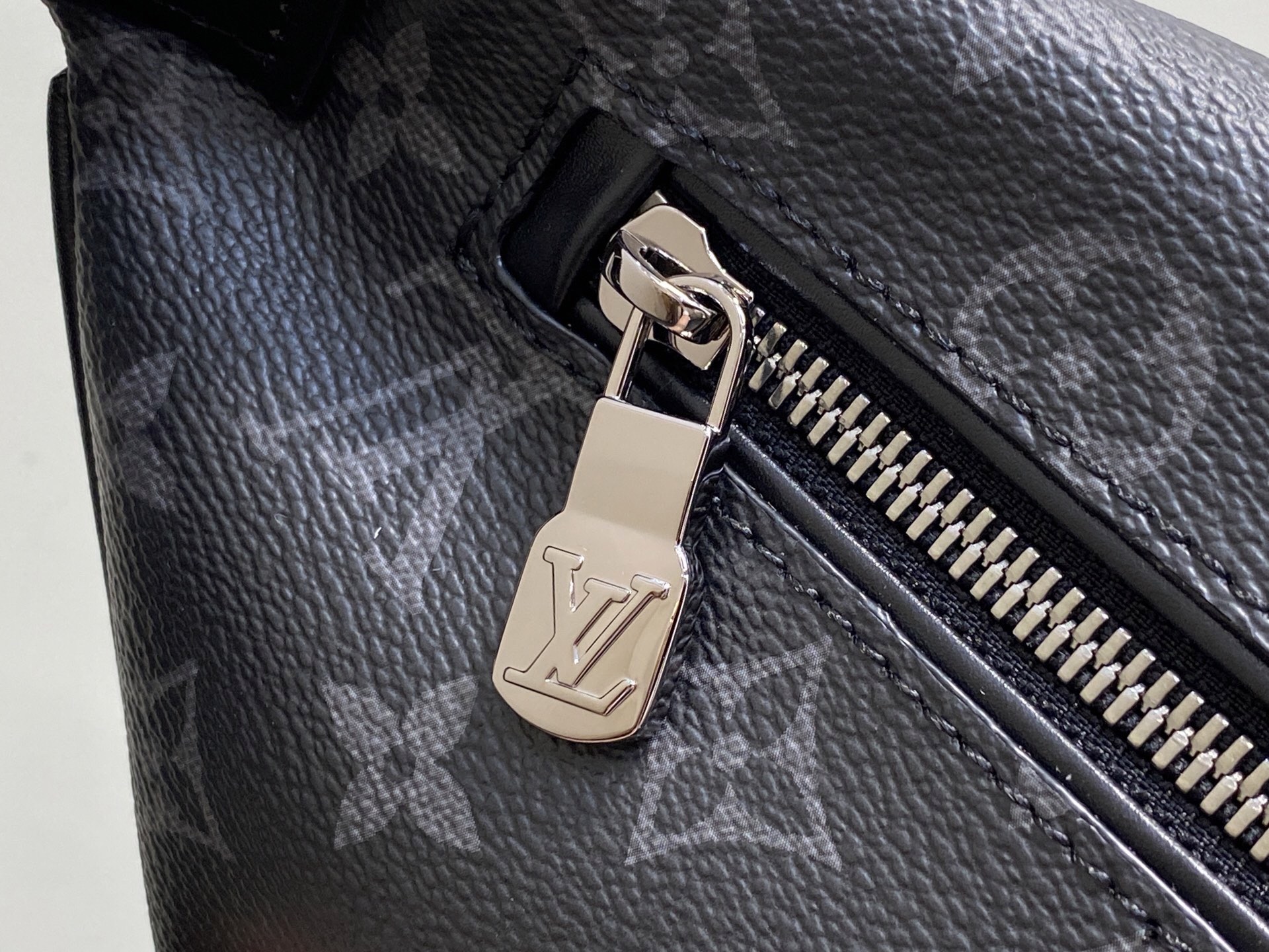 purse replicaM25924 Discovery Monogram Edipse 44 x 15x 9 x x M — photo 9