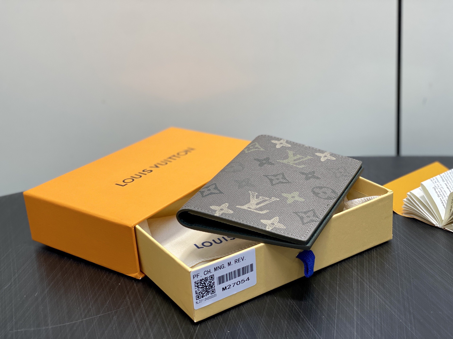 LV Style Beige Leather Passport Cover Bags detail image 4 from source 759918