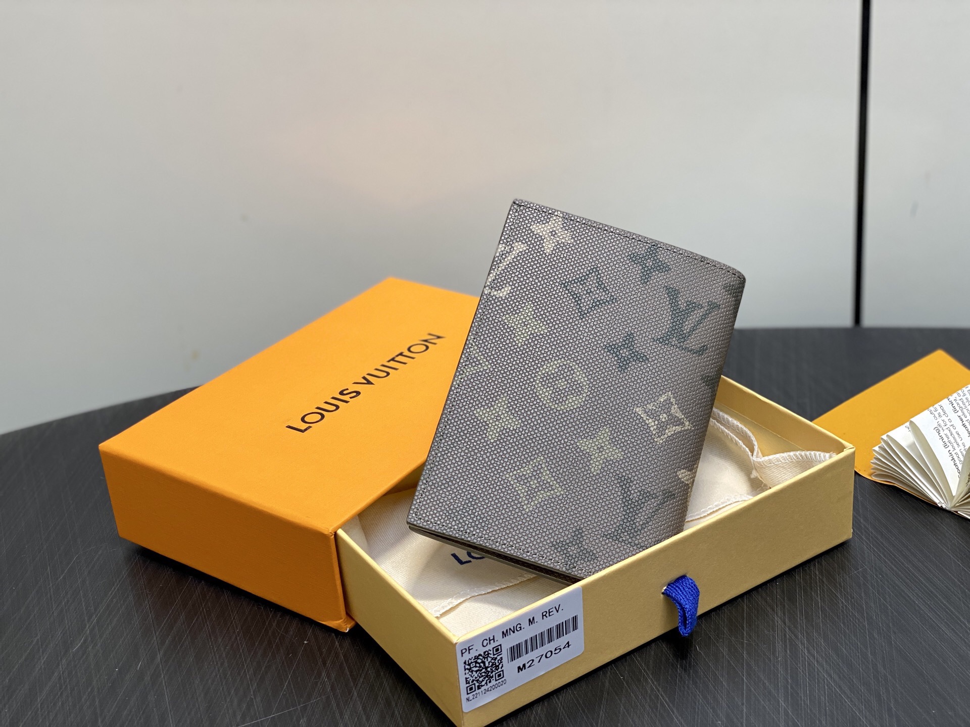 LV Style Beige Leather Passport Cover Bags detail image 3 from source 759918