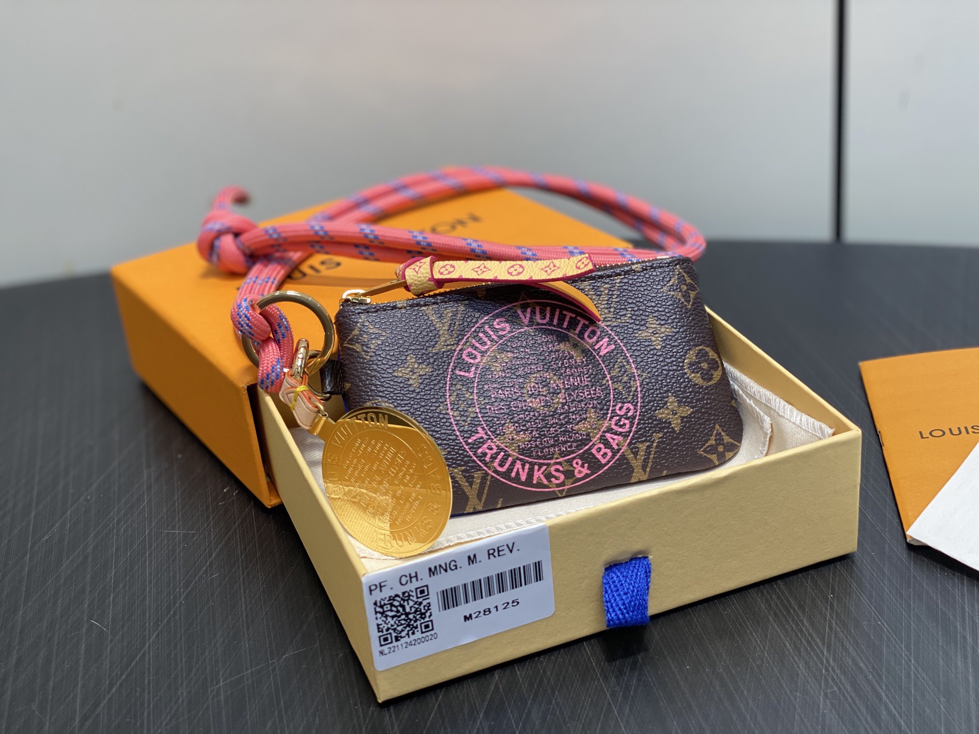 NO:939257,Top original M28125 presbyopia mobile phone pendant coin purse aris A Velo series uses iconic Monogram ms canvas and contrasting fabric to create this mobile phone pendant. It comes with a zipper bag to hold keys or coins, and the mobile phone nameplate adds ingenious details. Practical design with detachable shoulder strap, easy to switch between crossbody or shoulder style. Dimensions 12 x 6.5 x 1 cm (length x height x width).3415055,,wallets19860909顶级原单M28125老花 手机挂饰零钱包 aris A Velo 系列以标志性 Monogram ms帆布与撞色织物打造本款手机挂饰.随附拉链袋可安放钥匙或硬币,手机铭牌平添细节巧思.实用设计搭配可拆卸肩带,轻松切换斜挎或肩背造型.尺寸12 x 6.5 x 1 厘米 (长度 x 高 x 宽).3415055,,wallets,Bag