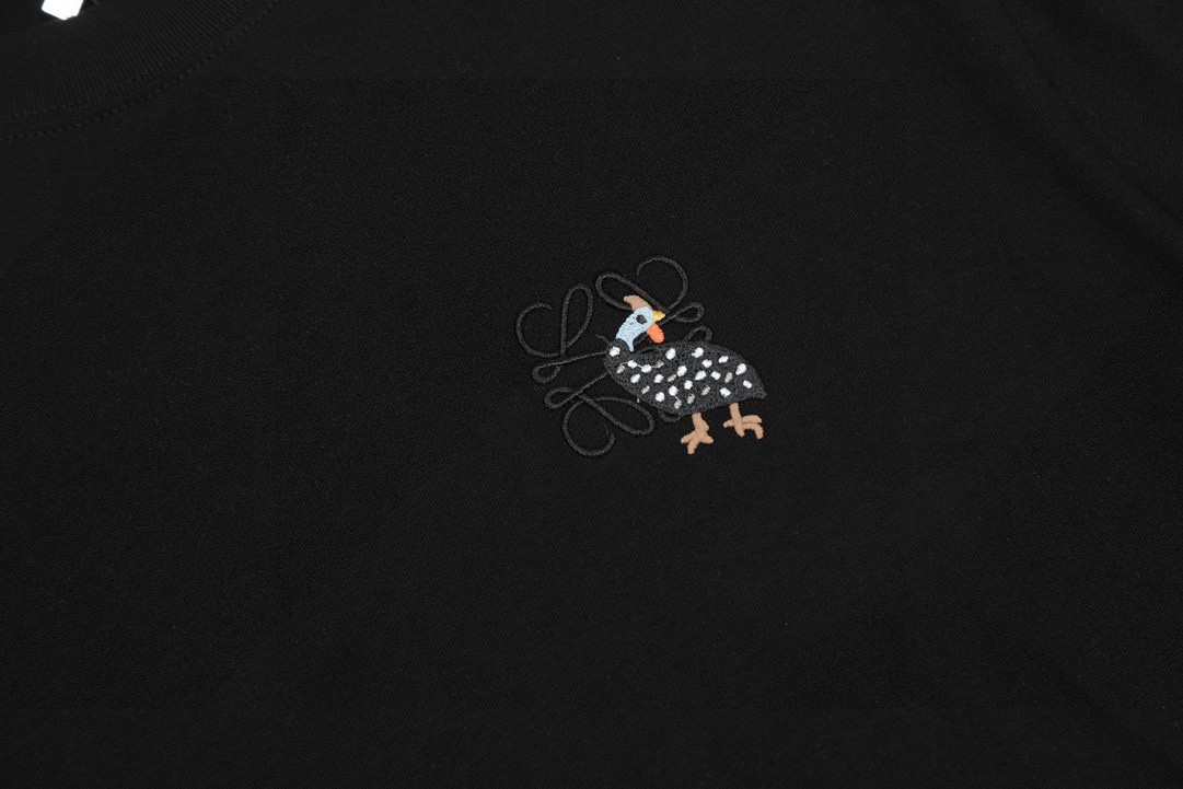 💰85 「顶级代工品质」
Loewe/罗意威25SS 罗意威Suan Fujita合作联名系列珍珠鸡短袖T恤
不需要所谓烂大街的华丽文案 主打品质
- 面料经过2次高温缩水固色 不变形不缩水不起球
-正确os版型 不省面料 只做穿上有效果的高质量产品 最大可穿200斤
-260g新疆长绒棉紧密双纱面料 不是滑溜溜一碰就碎的低级的手感
-高克重螺纹 螺纹有宽度 正确大牌领口
-放心下单 超强品质
同样的款式你上身精神小伙 我家上身明星本人 全在面料和版型上 只做回头客 不做一次性
让我们一起进入超凡微缩梦境,这次的合作不只有好看的T,更有俏皮可爱的小动物,胸前珍珠鸡的刺绣别具一格,放大看细节满满,绣花是进口机器绣花,使针线细节更到位,立体感超棒,
货号:T62WE02
尺码:XS-L
XS S M L
衣长70 72 74 76
肩宽50 51.5 53 54.5
胸围112 116 120 124
袖长21 22 23 24
建议XS穿100-125斤
S穿125-145斤
M穿145-170斤
L穿170-200斤