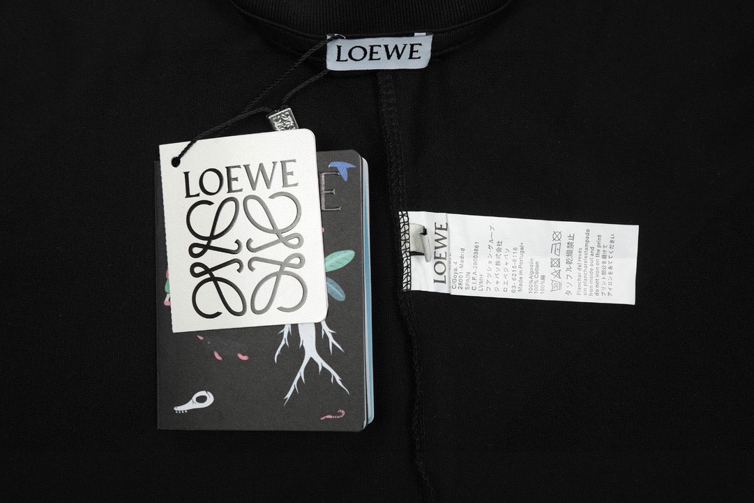 💰85 「顶级代工品质」
Loewe/罗意威25SS 罗意威Suan Fujita合作联名系列珍珠鸡短袖T恤
不需要所谓烂大街的华丽文案 主打品质
- 面料经过2次高温缩水固色 不变形不缩水不起球
-正确os版型 不省面料 只做穿上有效果的高质量产品 最大可穿200斤
-260g新疆长绒棉紧密双纱面料 不是滑溜溜一碰就碎的低级的手感
-高克重螺纹 螺纹有宽度 正确大牌领口
-放心下单 超强品质
同样的款式你上身精神小伙 我家上身明星本人 全在面料和版型上 只做回头客 不做一次性
让我们一起进入超凡微缩梦境,这次的合作不只有好看的T,更有俏皮可爱的小动物,胸前珍珠鸡的刺绣别具一格,放大看细节满满,绣花是进口机器绣花,使针线细节更到位,立体感超棒,
货号:T62WE02
尺码:XS-L
XS S M L
衣长70 72 74 76
肩宽50 51.5 53 54.5
胸围112 116 120 124
袖长21 22 23 24
建议XS穿100-125斤
S穿125-145斤
M穿145-170斤
L穿170-200斤