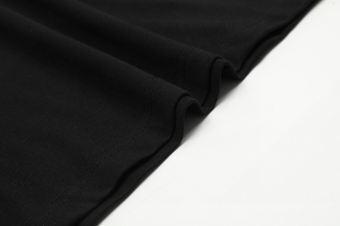 💰85 「顶级代工品质」
Loewe/罗意威25SS 罗意威Suan Fujita合作联名系列珍珠鸡短袖T恤
不需要所谓烂大街的华丽文案 主打品质
- 面料经过2次高温缩水固色 不变形不缩水不起球
-正确os版型 不省面料 只做穿上有效果的高质量产品 最大可穿200斤
-260g新疆长绒棉紧密双纱面料 不是滑溜溜一碰就碎的低级的手感
-高克重螺纹 螺纹有宽度 正确大牌领口
-放心下单 超强品质
同样的款式你上身精神小伙 我家上身明星本人 全在面料和版型上 只做回头客 不做一次性
让我们一起进入超凡微缩梦境,这次的合作不只有好看的T,更有俏皮可爱的小动物,胸前珍珠鸡的刺绣别具一格,放大看细节满满,绣花是进口机器绣花,使针线细节更到位,立体感超棒,
货号:T62WE02
尺码:XS-L
XS S M L
衣长70 72 74 76
肩宽50 51.5 53 54.5
胸围112 116 120 124
袖长21 22 23 24
建议XS穿100-125斤
S穿125-145斤
M穿145-170斤
L穿170-200斤