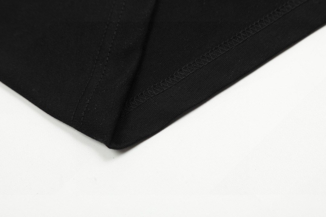 💰85 「顶级代工品质」
Loewe/罗意威25SS 罗意威Suan Fujita合作联名系列珍珠鸡短袖T恤
不需要所谓烂大街的华丽文案 主打品质
- 面料经过2次高温缩水固色 不变形不缩水不起球
-正确os版型 不省面料 只做穿上有效果的高质量产品 最大可穿200斤
-260g新疆长绒棉紧密双纱面料 不是滑溜溜一碰就碎的低级的手感
-高克重螺纹 螺纹有宽度 正确大牌领口
-放心下单 超强品质
同样的款式你上身精神小伙 我家上身明星本人 全在面料和版型上 只做回头客 不做一次性
让我们一起进入超凡微缩梦境,这次的合作不只有好看的T,更有俏皮可爱的小动物,胸前珍珠鸡的刺绣别具一格,放大看细节满满,绣花是进口机器绣花,使针线细节更到位,立体感超棒,
货号:T62WE02
尺码:XS-L
XS S M L
衣长70 72 74 76
肩宽50 51.5 53 54.5
胸围112 116 120 124
袖长21 22 23 24
建议XS穿100-125斤
S穿125-145斤
M穿145-170斤
L穿170-200斤