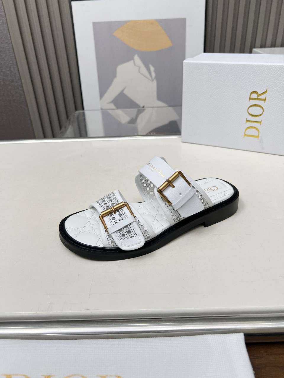 NO:231763,Dior summer new style flat-heeled sandals, this D-Avenue sandals carefully display the hollow rattan plaid pattern, paired with two trim with adjustable buckles, and the top is decorated with gold-toned D home logo logo. Paired with a comfortable padded rattan plaid insole, the outsole is made of imported rubber, which can add exquisite temperament to various casual styles. Size35-41 size (40.41 custom-made, no return or replacement), slippers, dior, dior, slippers19860909Dior夏季新款镂平跟凉拖,这款D-Avenue凉拖精心展示镂空藤格纹,搭配两条带有可调节搭扣的饰带,上方点缀金色调D家logo标志.搭配舒适的加垫藤格纹内底,大底采用进口橡胶,可为各种休闲造型增添精致气质. Size35-41码（40.41定做不退不换）,拖鞋,dior,dior,slippers,Women's Shoes