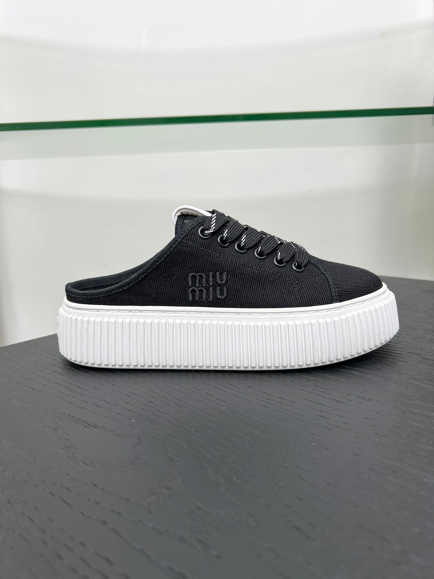 Los 25 zapatos de lona con plataforma y suela gruesa de Miumiu son los favoritos de las pequeñas hadas. Esta zapatilla …