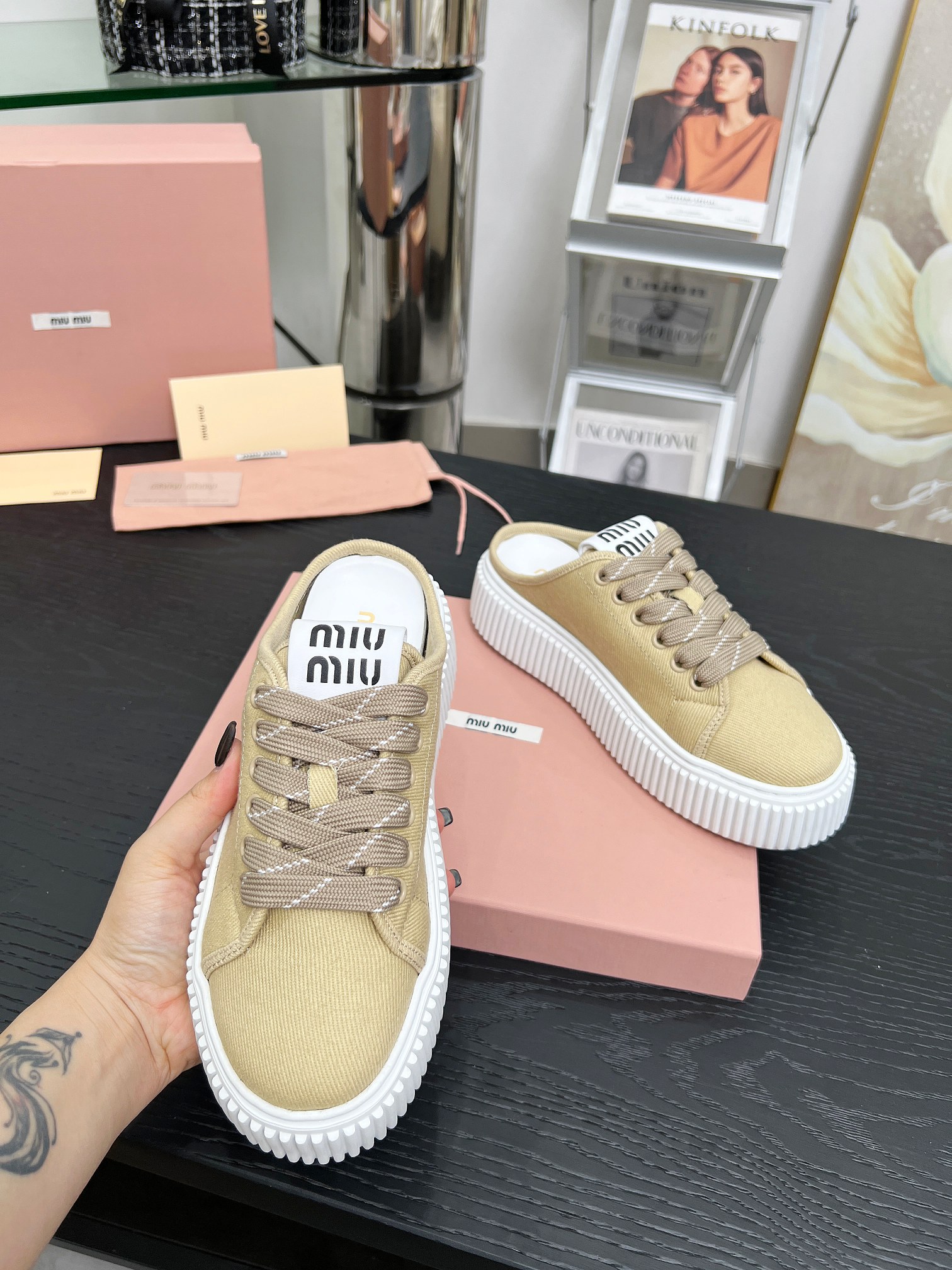 NO:385824,Miumiu 25 canvas thick-soled sponge cake shoes, the favorite of the fairies. This sneaker interprets the classic style of Miumiu. It is embroidered with the silhouette outlined by washing water denim jeans. It is matched with avant-garde casual thick sole, and the feet are soft and comfortable. It matches all styles of clothes., semi-torch, miumiu, sneakers19860909Miumiu25款帆布厚底松糕鞋小仙女们的最爱 这款运动鞋诠释了miumiu的经典风格以洗水丹宁牛仔勾勒的廓形点缀电绣字母徽标,搭配前卫休闲厚底,上脚柔软舒适,搭配所有款式衣服都很搭.,半拖,miumiu,sneakers,Women's Shoes