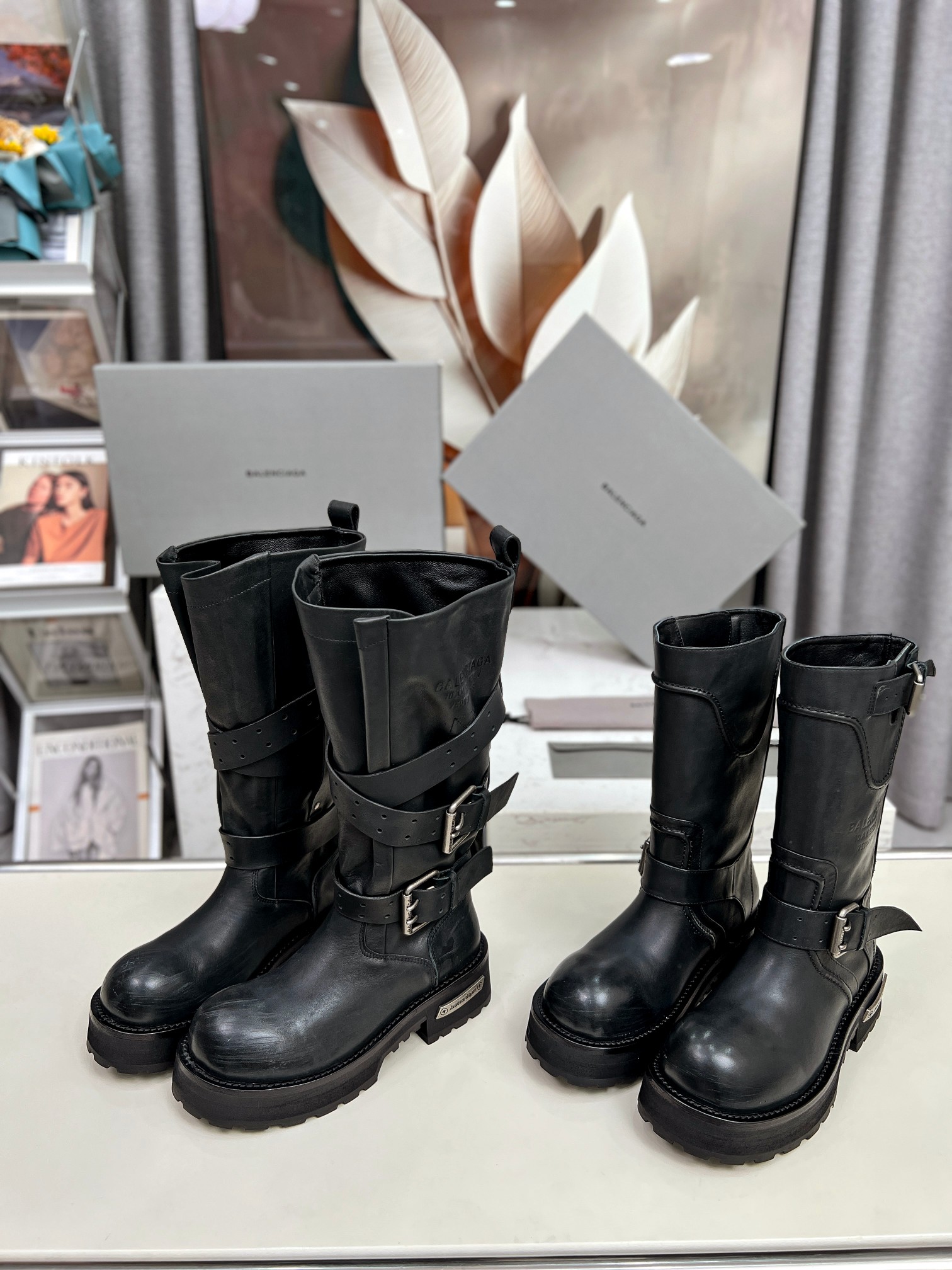 NO:489245,25 autumn and winter new Ba, nciga Paris home 25FW Venom mid-tube boots, motorcycle punk style Martin short boots, buckle large thick sole boots, dark functional style!  The design of liquid boots is recognizable, with neat lines and metal buckles, and every detail shows avant-garde attitude. The leather is of high quality, with introverted luster but luxurious, and the foot feels coexisting with style. Whether it is paired with slim jeans to show the coolness of the street or a unique spark with a unique skirt, it can easily hold it. Wear it, you are the most eye-catching existence on the street, perfectly interpreting the fashion attitude. Customized matte upper natural throw calfskin to make a destructive craftsmanship, custom-made medium-gloss cowhide hardware, pure copper matte silver brushed version, 3-layer combination of soles - genuine leather, elastic wear-resistant velvet tires, rubber outsole, heel height 5cm  35-40 (41 custom made without return), boots, balenciaga, boots, skirts, jeans, cowhide1986090925秋冬新款Ba,,nciga巴黎家 25FW毒液Venom中筒靴 机车朋克风马丁短靴 搭扣大厚底长靴 暗黑机能风！出门炸街气场爆表 液靴的设计极具辨识度,利落的线条搭配金属扣饰,每一处细节都彰显着的前卫态度.皮革质感上乘,光泽内敛却又奢华尽显,脚感更是舒适与格调并存. 无论是搭配修身牛仔裤展现街头酷感,还是与个性裙装碰撞出别样火花,它都能轻松hold住.穿上它,你就是街头最吸睛的存在,将时尚态度完美诠释 鞋面定制哑光自然摔小牛皮做旧破坏工艺效果 内里定制中光牛皮 五金定制纯铜哑银色拉丝做旧版本 鞋底3层组合-真皮沿条回弹耐磨绒轮胎橡胶外底 跟高5cm 码数35-40（41定做不退换）,靴子,balenciaga,boots,skirts,jeans,cowhide,Women's Shoes