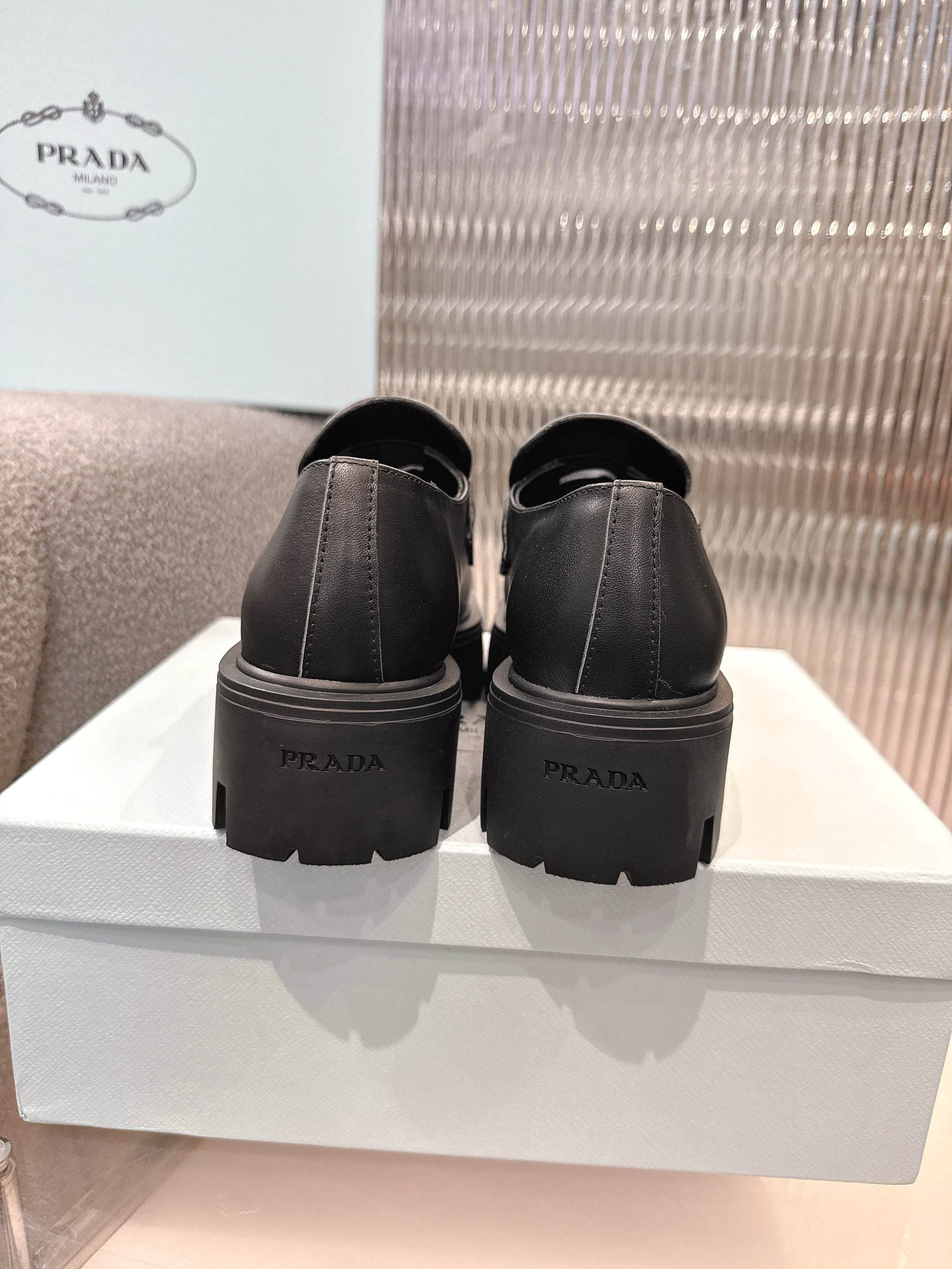 PRADA普拉达最新2025
原版1:1定制，众多网红上脚，这款鞋，注塑三角字母luogo工艺，今年非常🔥爆
❶面料:定制牛皮
❷内里:定制羊皮
③大底:原版开模tpu
④码数:女35-41。 出厂价320