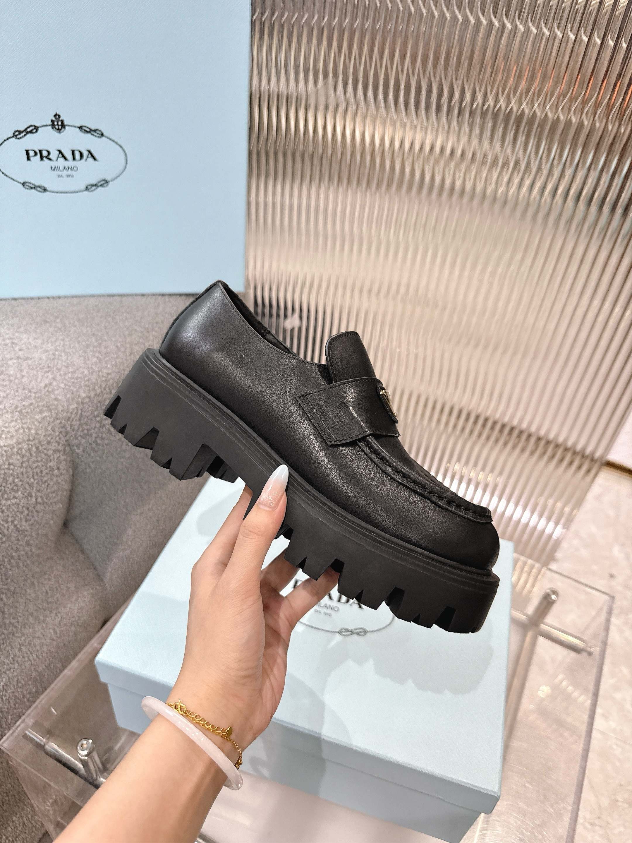 PRADA普拉达最新2025
原版1:1定制，众多网红上脚，这款鞋，注塑三角字母luogo工艺，今年非常🔥爆
❶面料:定制牛皮
❷内里:定制羊皮
③大底:原版开模tpu
④码数:女35-41。 出厂价320