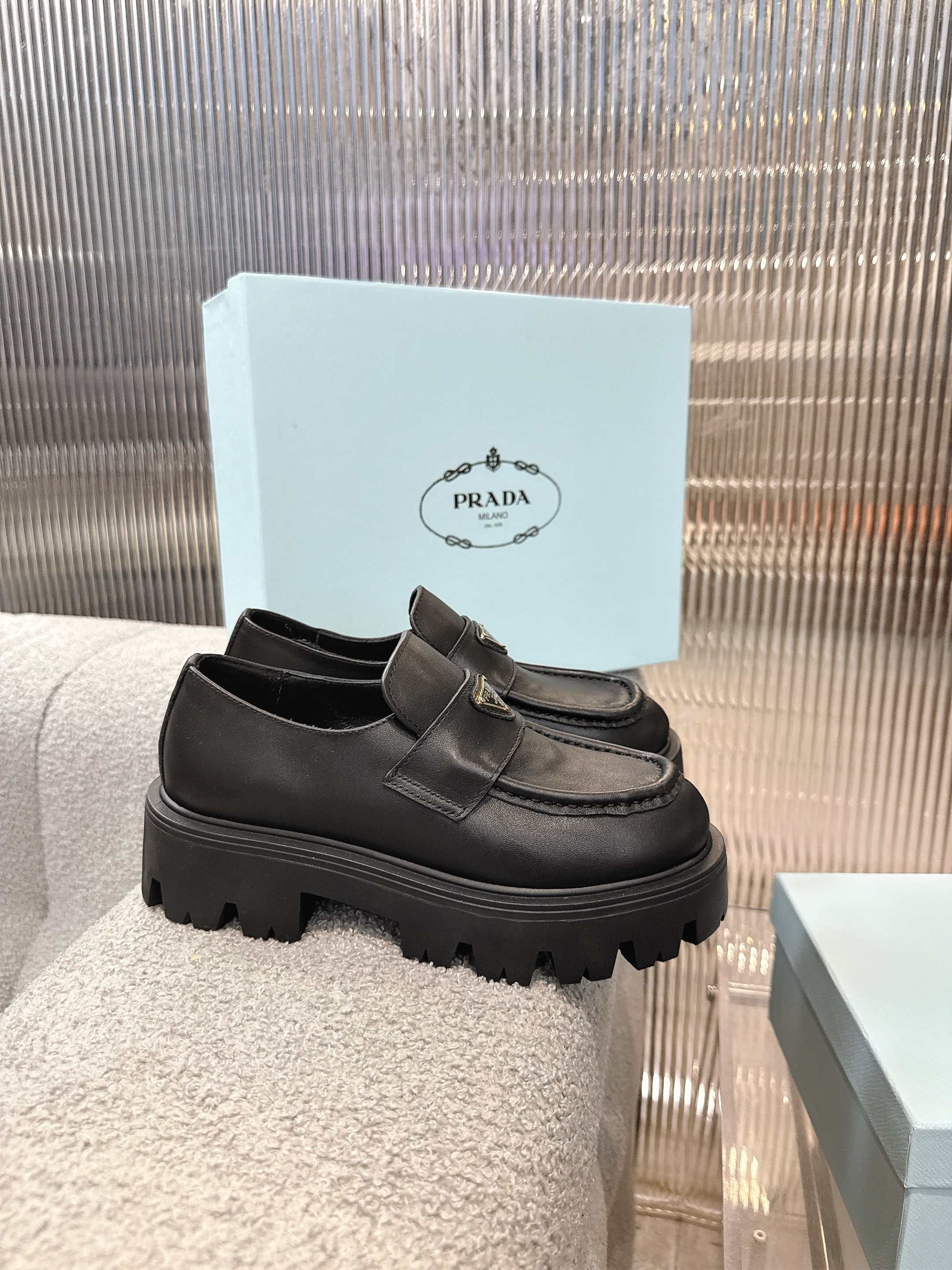 PRADA普拉达最新2025
原版1:1定制，众多网红上脚，这款鞋，注塑三角字母luogo工艺，今年非常🔥爆
❶面料:定制牛皮
❷内里:定制羊皮
③大底:原版开模tpu
④码数:女35-41。 出厂价320