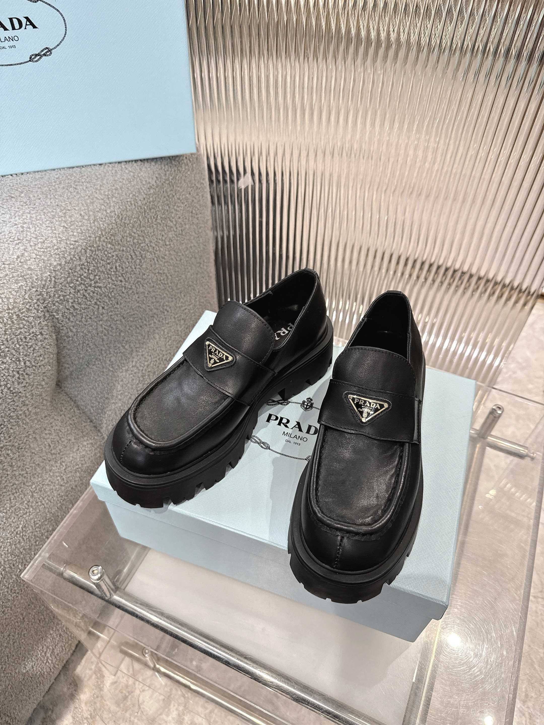 PRADA普拉达最新2025
原版1:1定制，众多网红上脚，这款鞋，注塑三角字母luogo工艺，今年非常🔥爆
❶面料:定制牛皮
❷内里:定制羊皮
③大底:原版开模tpu
④码数:女35-41。 出厂价320