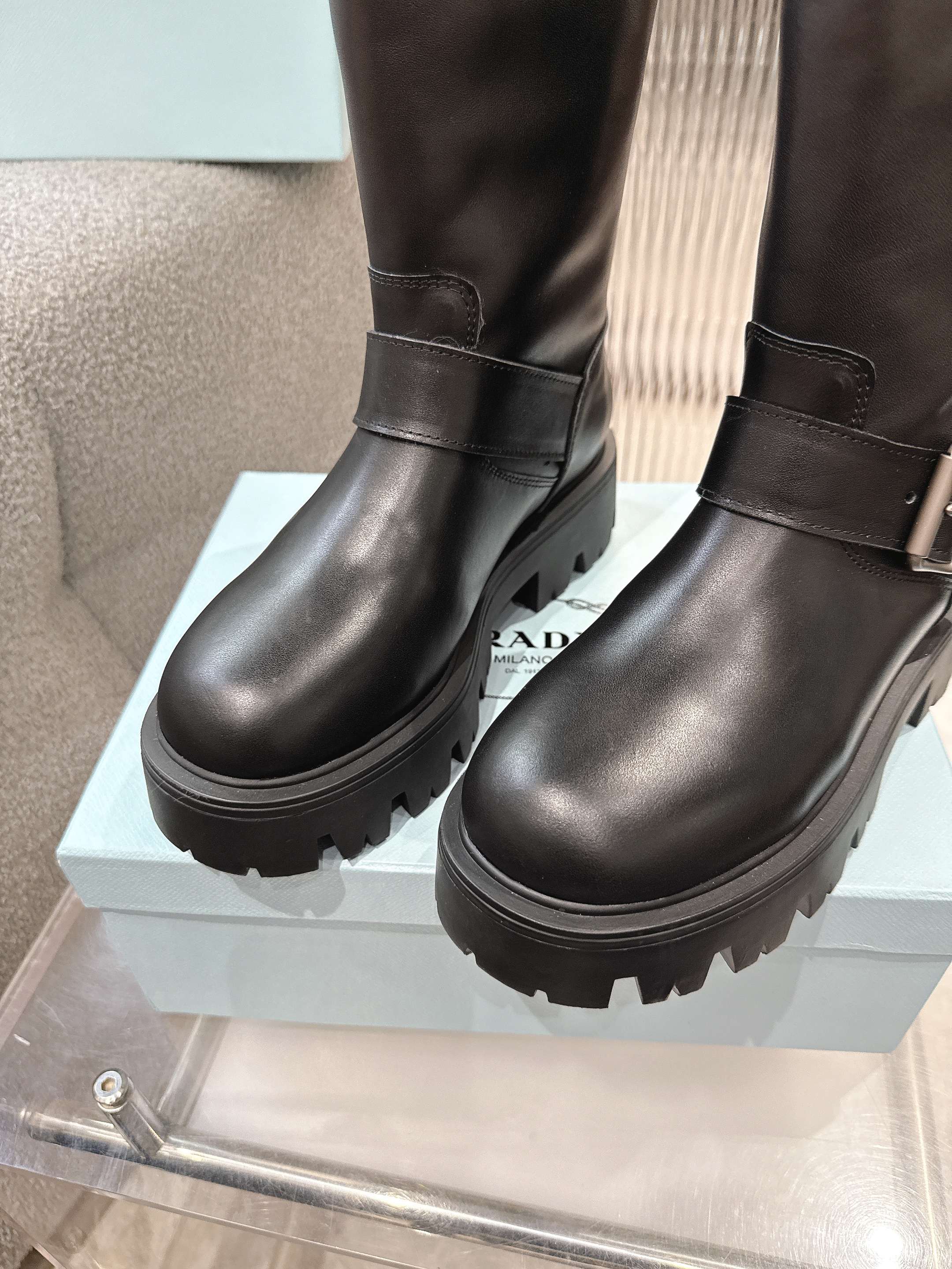 PRADA普拉达最新2025一脚蹬
原版1:1定制，众多网红上脚，这款鞋，注塑三角字母luogo工艺，今年非常🔥爆
❶面料:定制牛皮
❷内里:定制羊皮
③大底:原版开模tpu
④码数:女35-41。 出厂价410