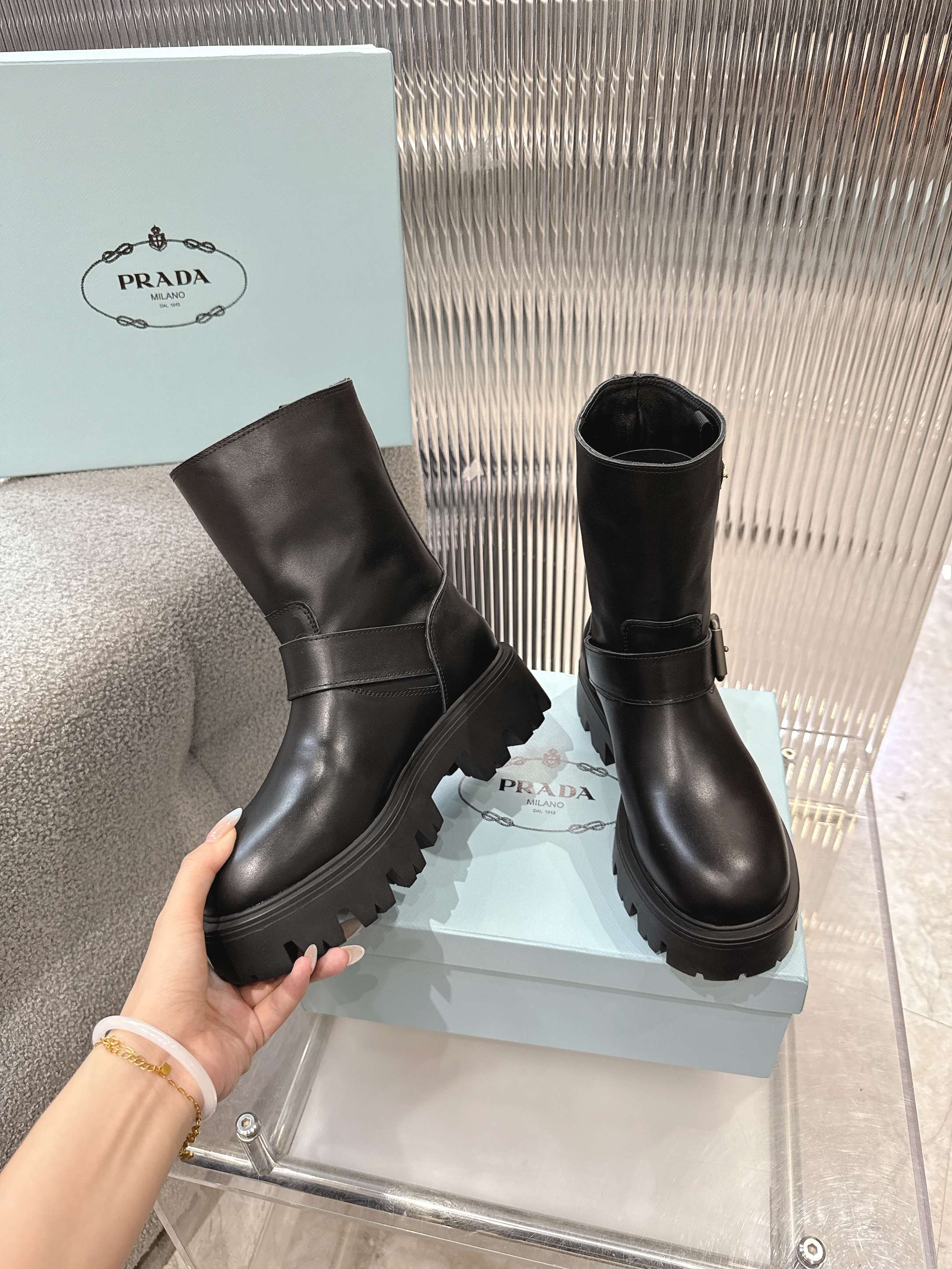 PRADA普拉达最新2025一脚蹬
原版1:1定制，众多网红上脚，这款鞋，注塑三角字母luogo工艺，今年非常🔥爆
❶面料:定制牛皮
❷内里:定制羊皮
③大底:原版开模tpu
④码数:女35-41。 出厂价410