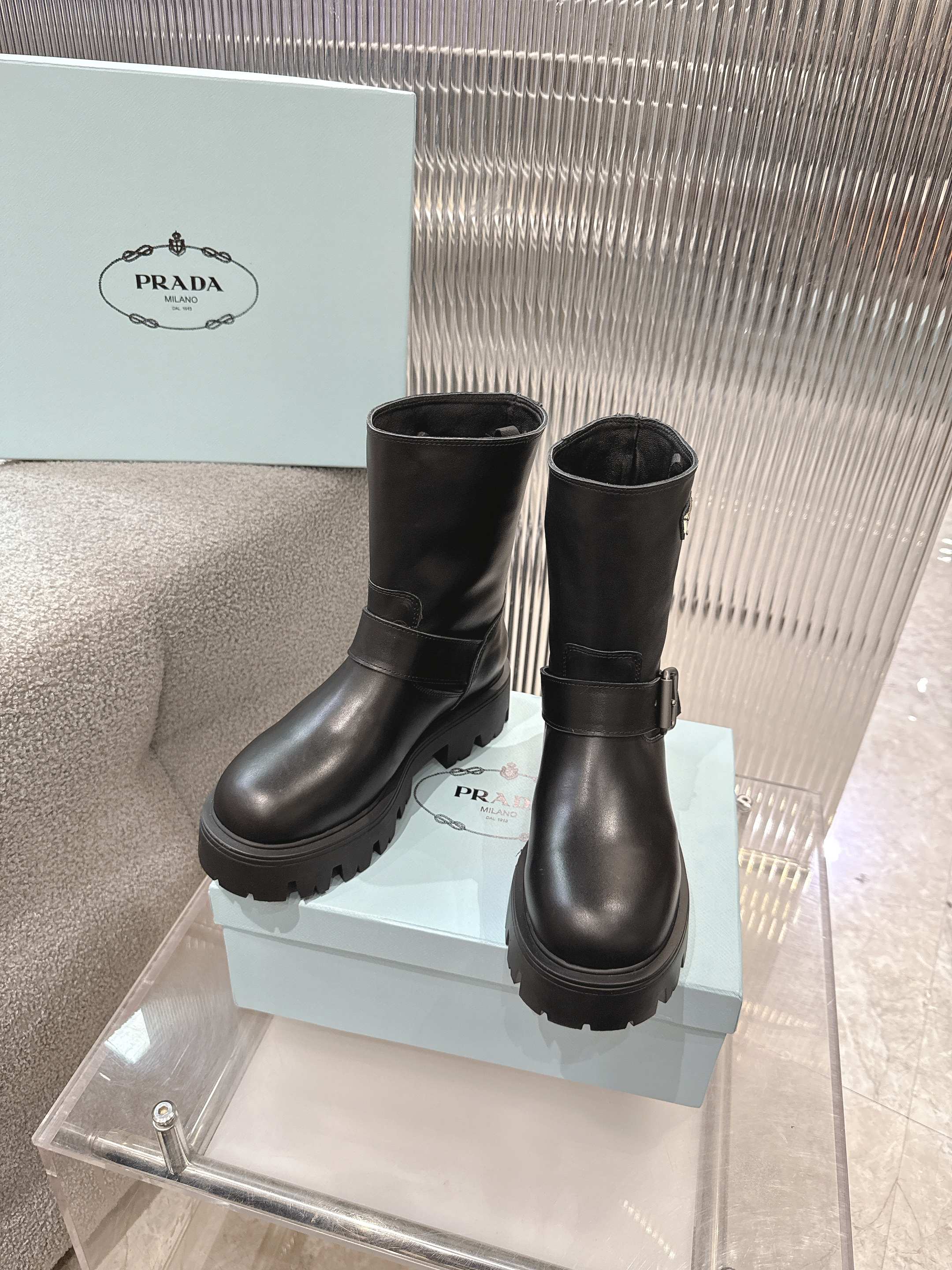 PRADA普拉达最新2025一脚蹬
原版1:1定制，众多网红上脚，这款鞋，注塑三角字母luogo工艺，今年非常🔥爆
❶面料:定制牛皮
❷内里:定制羊皮
③大底:原版开模tpu
④码数:女35-41。 出厂价410