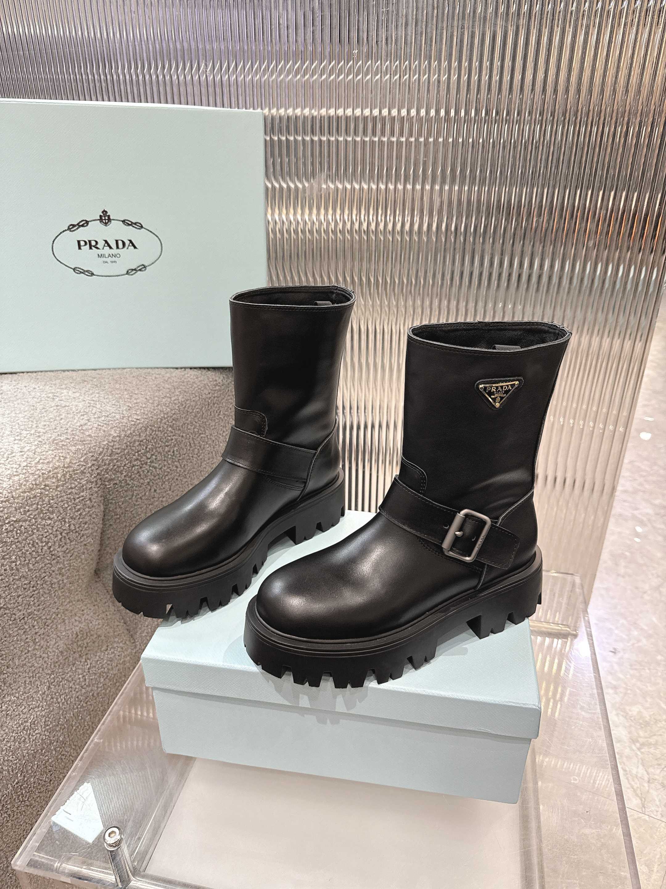 PRADA普拉达最新2025一脚蹬
原版1:1定制，众多网红上脚，这款鞋，注塑三角字母luogo工艺，今年非常🔥爆
❶面料:定制牛皮
❷内里:定制羊皮
③大底:原版开模tpu
④码数:女35-41。 出厂价410