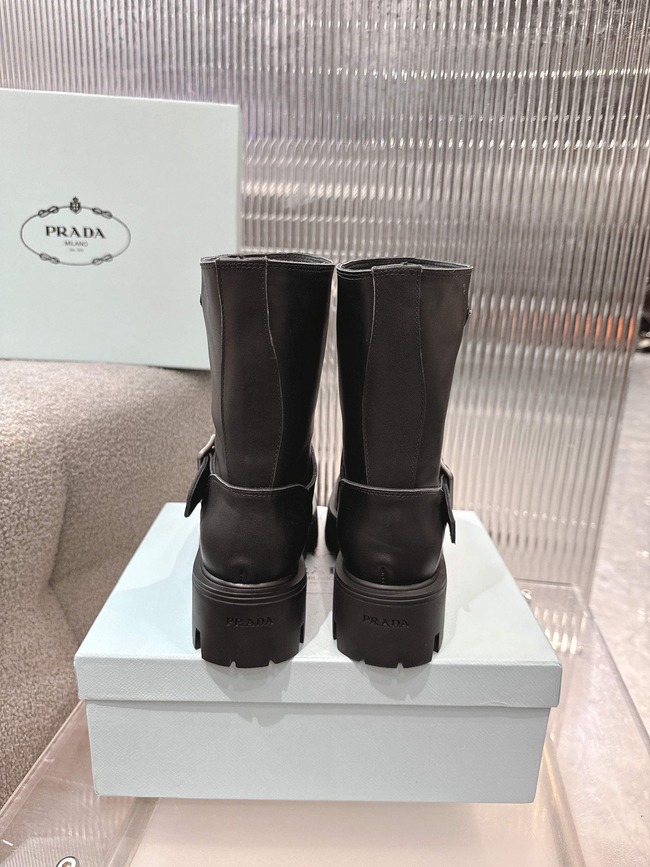 PRADA普拉达最新2025一脚蹬
原版1:1定制，众多网红上脚，这款鞋，注塑三角字母luogo工艺，今年非常🔥爆
❶面料:定制牛皮
❷内里:定制羊皮
③大底:原版开模tpu
④码数:女35-41。 出厂价410