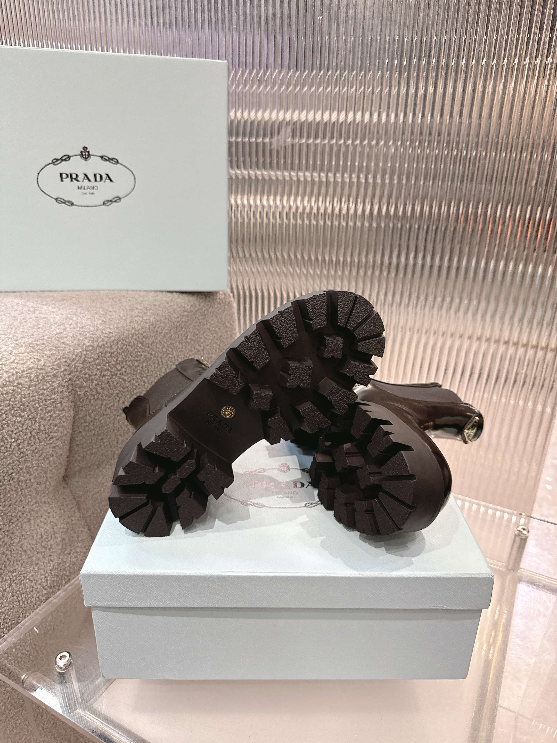 PRADA普拉达最新2025一脚蹬
原版1:1定制，众多网红上脚，这款鞋，注塑三角字母luogo工艺，今年非常🔥爆
❶面料:定制牛皮
❷内里:定制羊皮
③大底:原版开模tpu
④码数:女35-41。 出厂价410