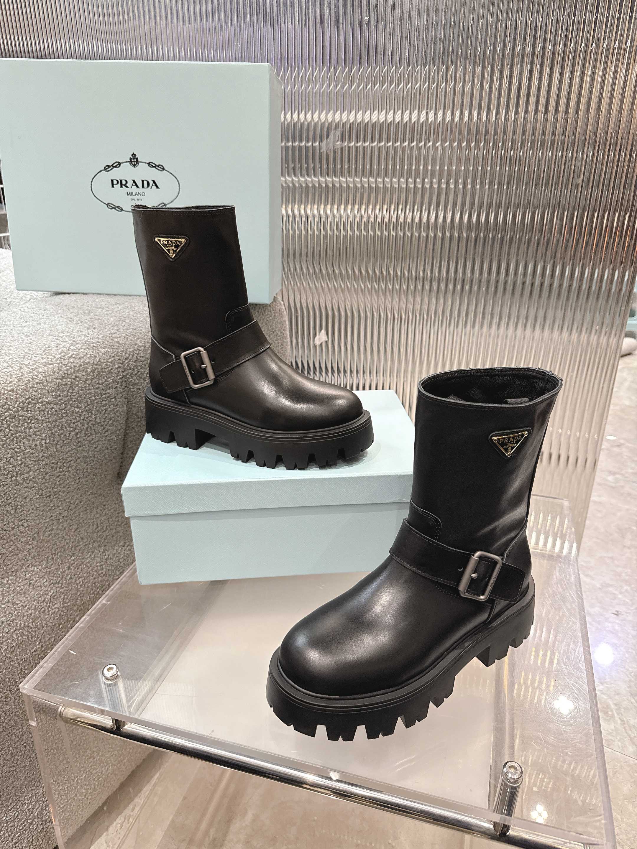 PRADA普拉达最新2025一脚蹬
原版1:1定制，众多网红上脚，这款鞋，注塑三角字母luogo工艺，今年非常🔥爆
❶面料:定制牛皮
❷内里:定制羊皮
③大底:原版开模tpu
④码数:女35-41。 出厂价410