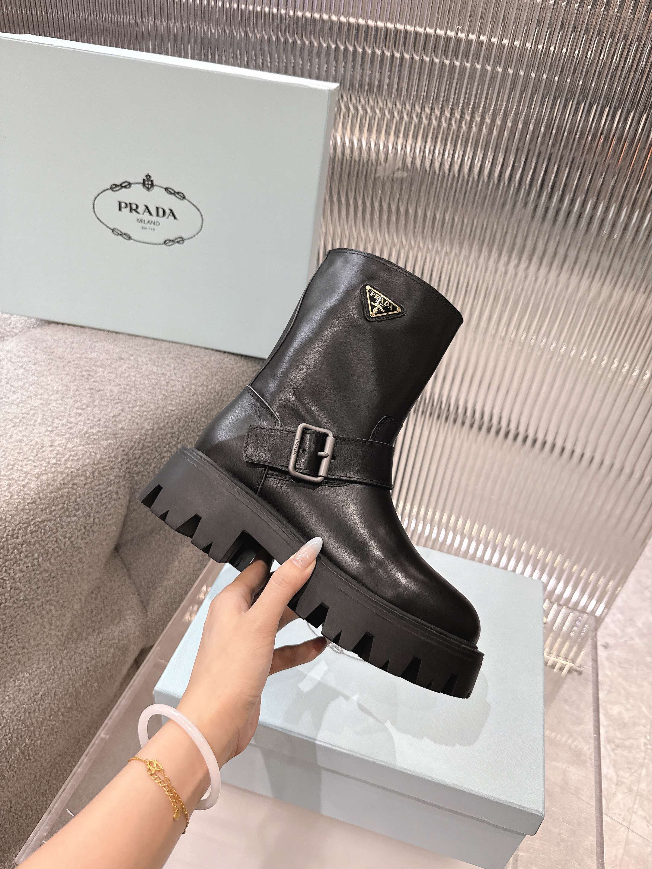 PRADA普拉达最新2025一脚蹬
原版1:1定制，众多网红上脚，这款鞋，注塑三角字母luogo工艺，今年非常🔥爆
❶面料:定制牛皮
❷内里:定制羊皮
③大底:原版开模tpu
④码数:女35-41。 出厂价410