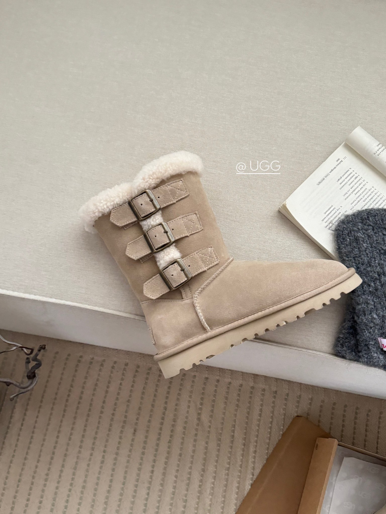 P320  Ugg₂₀₂₄ . 卷毛三排扣雪地靴.
美拉德色女孩的梦中情靴～
全手工制作头层牛反绒 内里泰迪羊卷毛
搭配超有秋冬氛围感 卷毛今年赢麻了
Size：35 - 40  