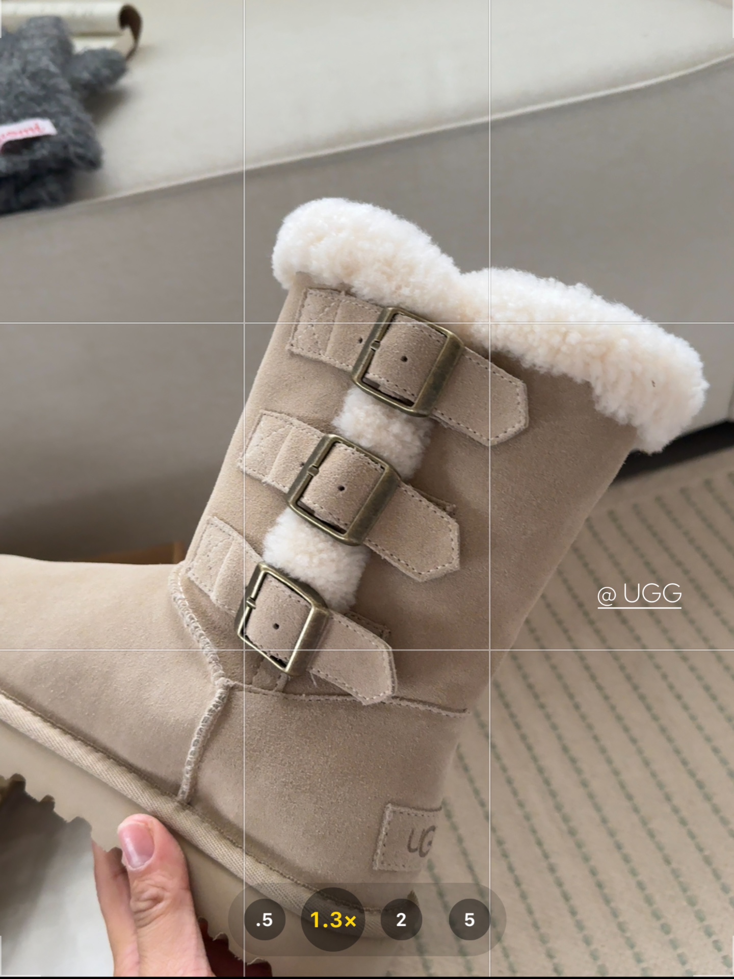 P320  Ugg₂₀₂₄ . 卷毛三排扣雪地靴.
美拉德色女孩的梦中情靴～
全手工制作头层牛反绒 内里泰迪羊卷毛
搭配超有秋冬氛围感 卷毛今年赢麻了
Size：35 - 40  