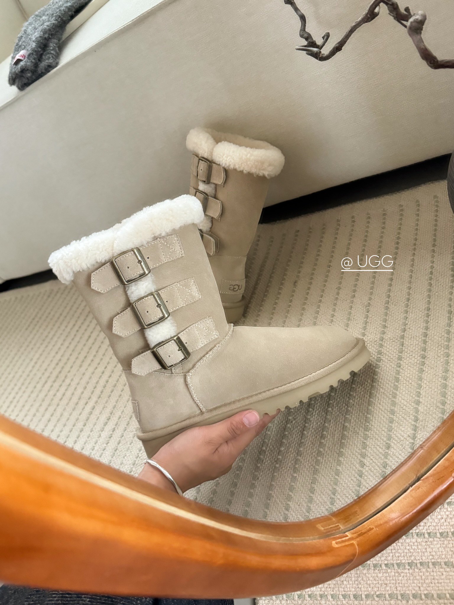 P320  Ugg₂₀₂₄ . 卷毛三排扣雪地靴.
美拉德色女孩的梦中情靴～
全手工制作头层牛反绒 内里泰迪羊卷毛
搭配超有秋冬氛围感 卷毛今年赢麻了
Size：35 - 40  