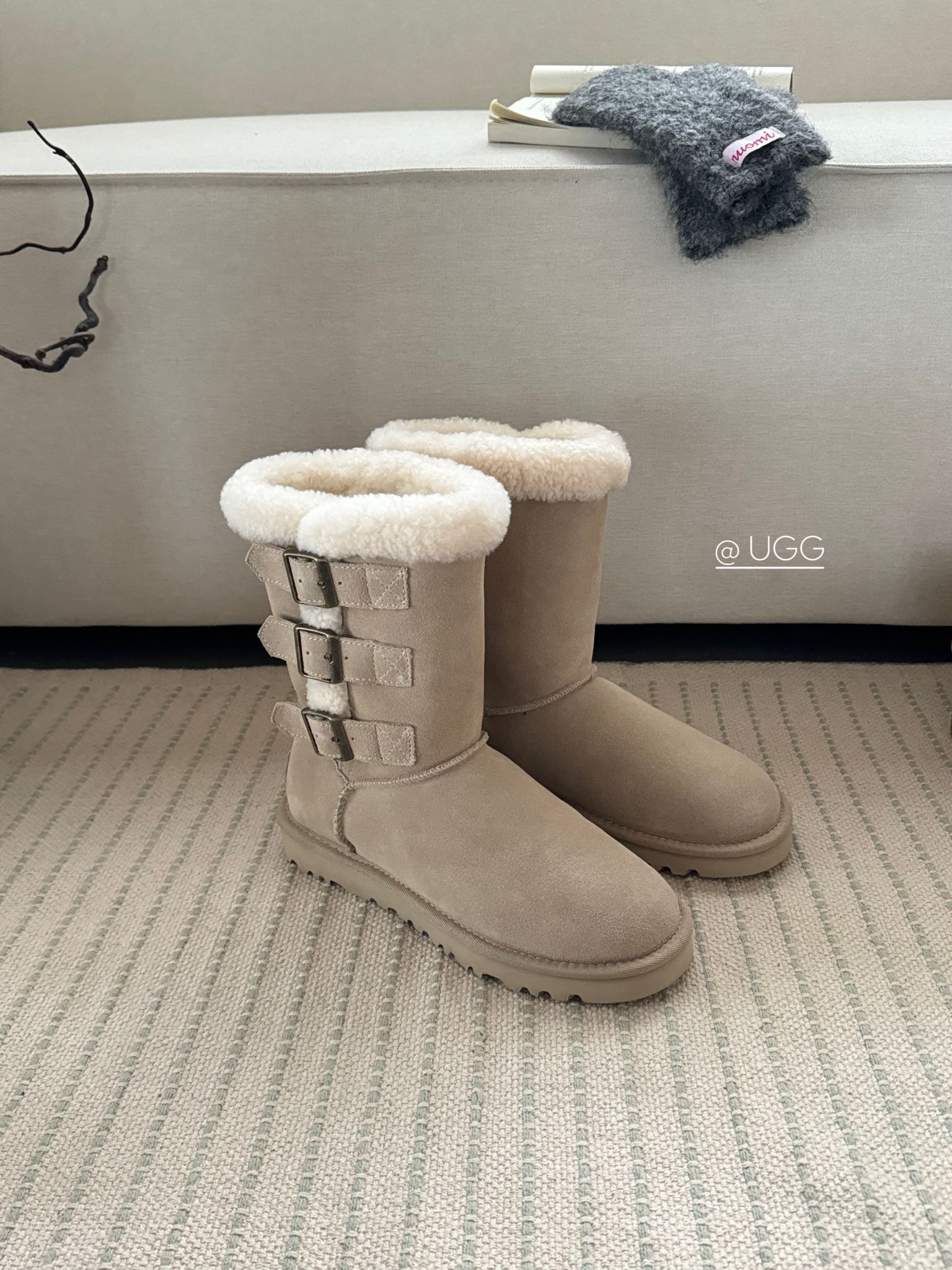 P320  Ugg₂₀₂₄ . 卷毛三排扣雪地靴.
美拉德色女孩的梦中情靴～
全手工制作头层牛反绒 内里泰迪羊卷毛
搭配超有秋冬氛围感 卷毛今年赢麻了
Size：35 - 40  