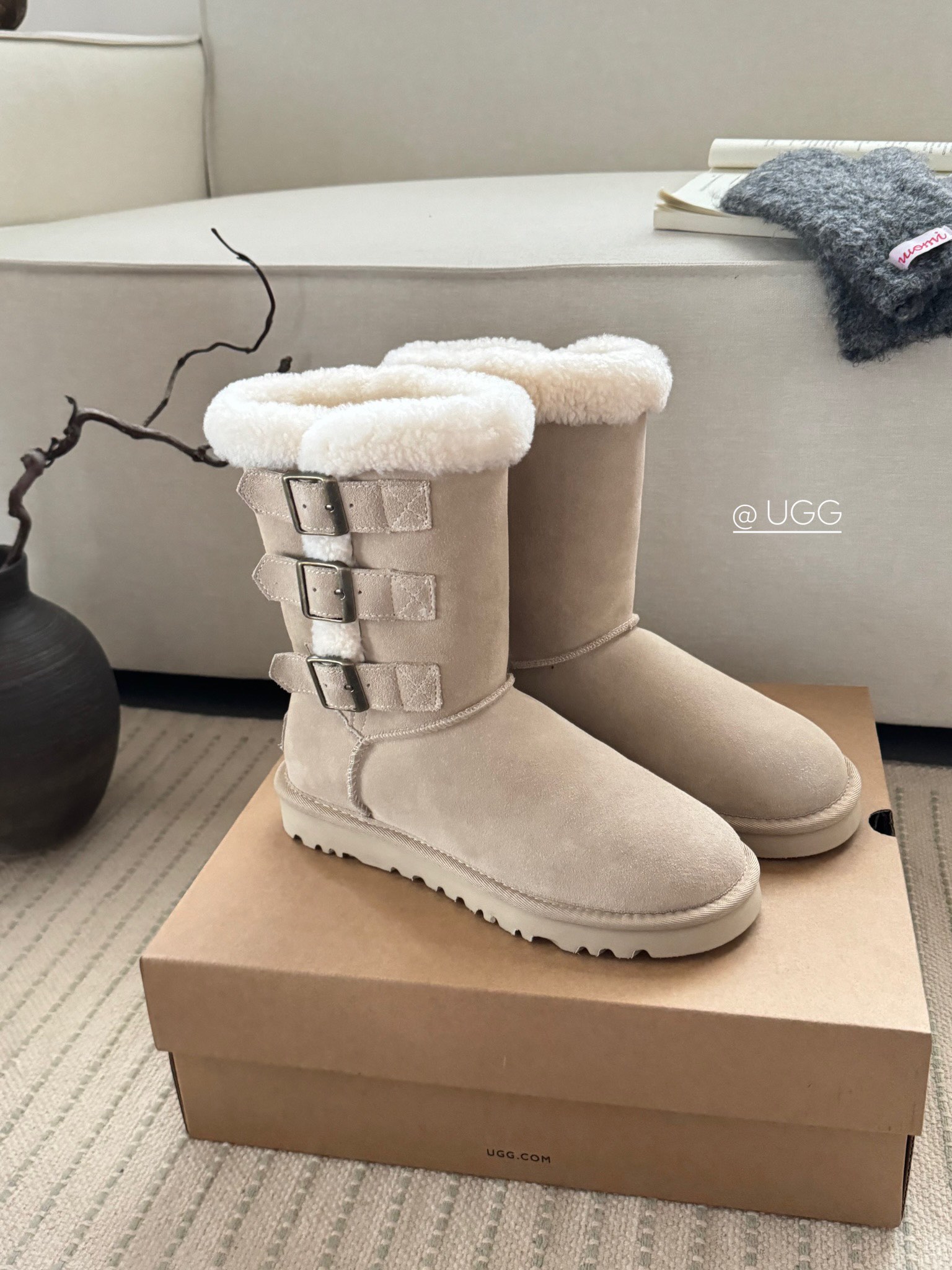 P320  Ugg₂₀₂₄ . 卷毛三排扣雪地靴.
美拉德色女孩的梦中情靴～
全手工制作头层牛反绒 内里泰迪羊卷毛
搭配超有秋冬氛围感 卷毛今年赢麻了
Size：35 - 40  