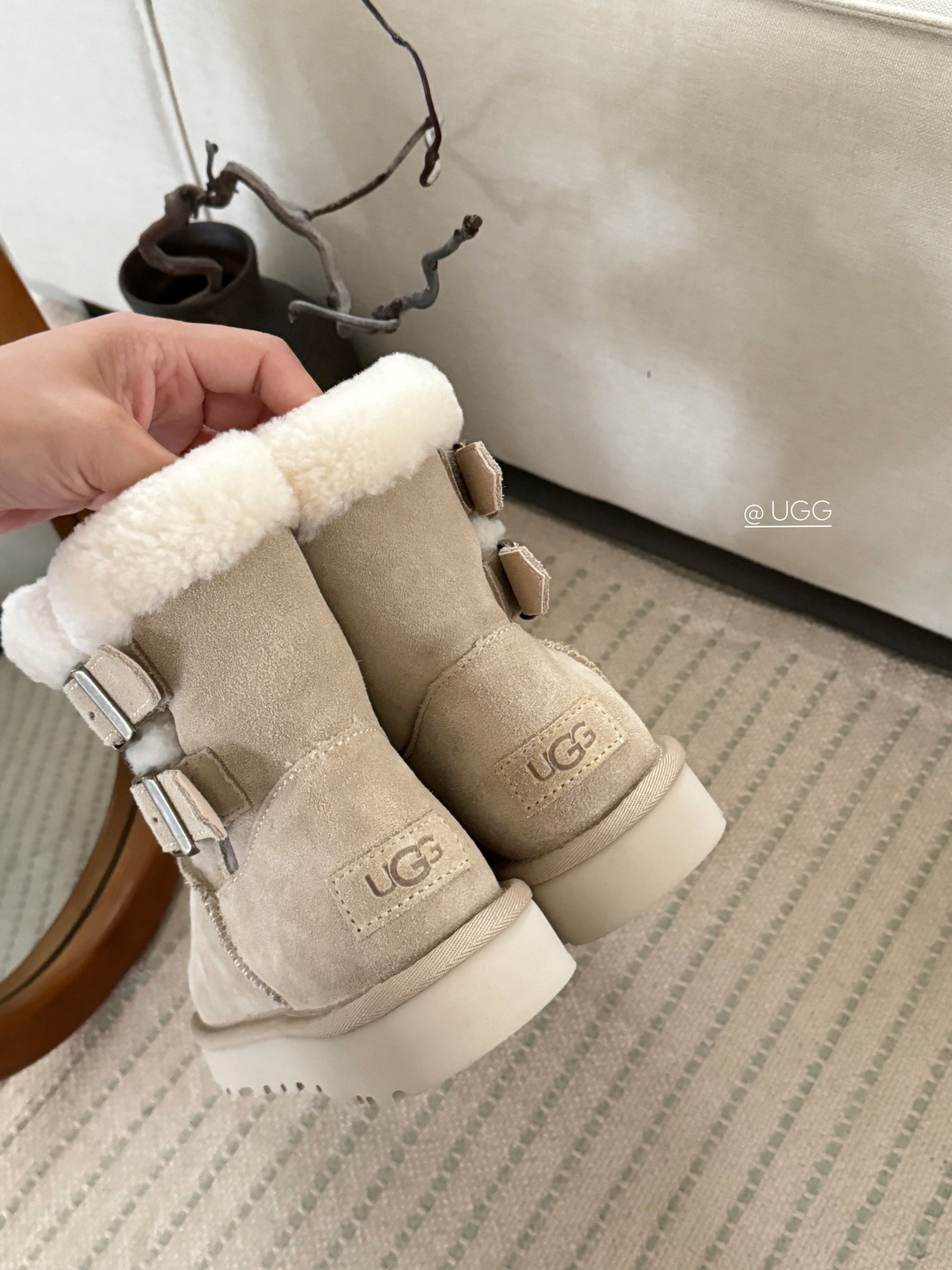 P280  Ugg₂₀₂₄ . 卷毛双排扣雪地靴.
美拉德色女孩的梦中情靴～
全手工制作头层牛反绒 内里泰迪羊卷毛
搭配超有秋冬氛围感 卷毛今年赢麻了
Size：35 - 40   