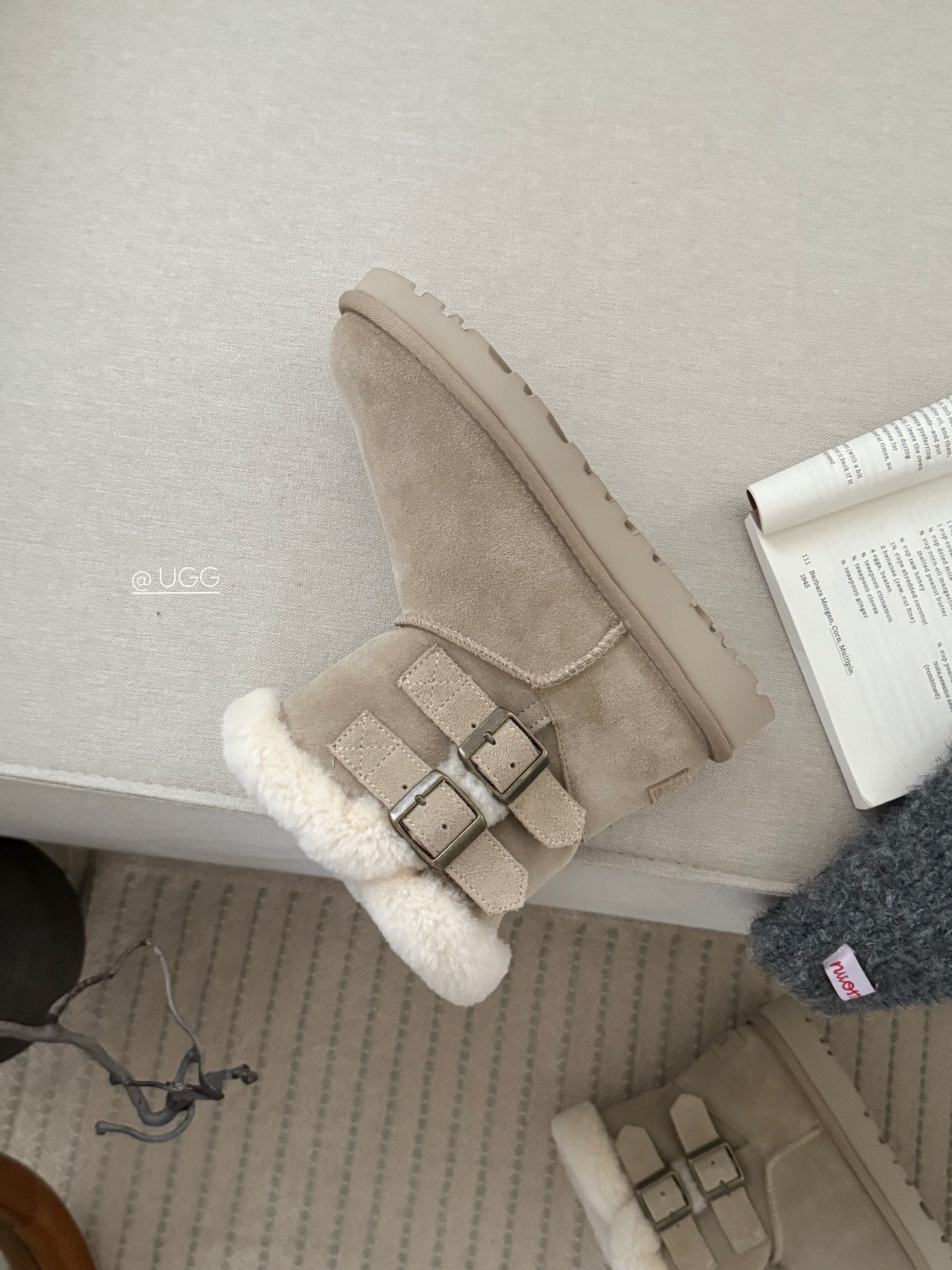 P280  Ugg₂₀₂₄ . 卷毛双排扣雪地靴.
美拉德色女孩的梦中情靴～
全手工制作头层牛反绒 内里泰迪羊卷毛
搭配超有秋冬氛围感 卷毛今年赢麻了
Size：35 - 40   