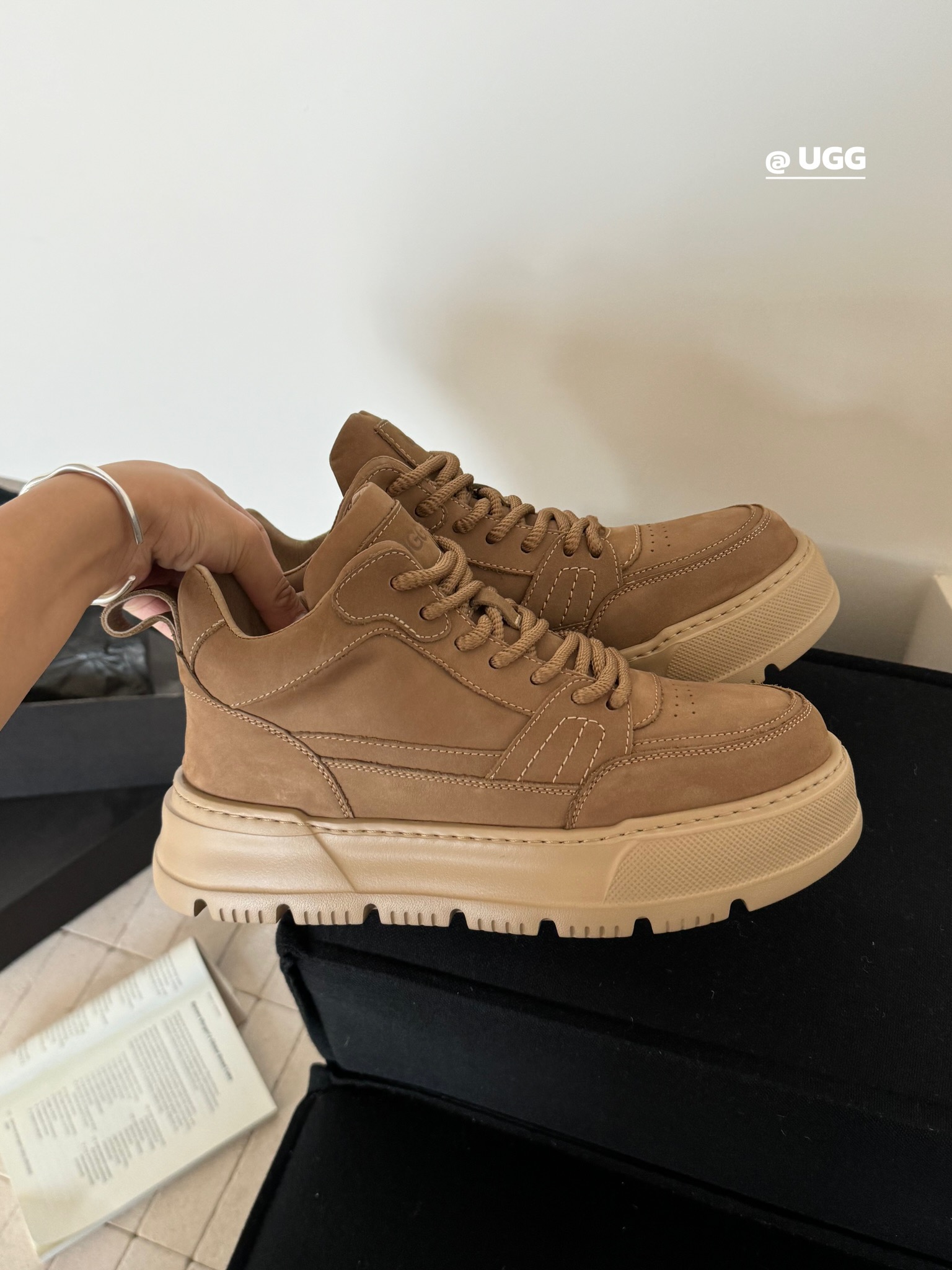 细节图
.
.
.
.
🔥双11预热特惠🔥CX专供 独家纯原
【UGG】原xx 
𝐔*g ₂₀₂₄ . 1168595 磨砂休闲板鞋
很简单大方的款式 高级感配色洋气
私模大底 鞋面定制牛皮 内里真羊毛 
上脚百搭不臃肿 超级适合秋冬
⚠️颜色:栗色，卡其色，深灰色
⚠️Size ：39.40.41.42.43.44