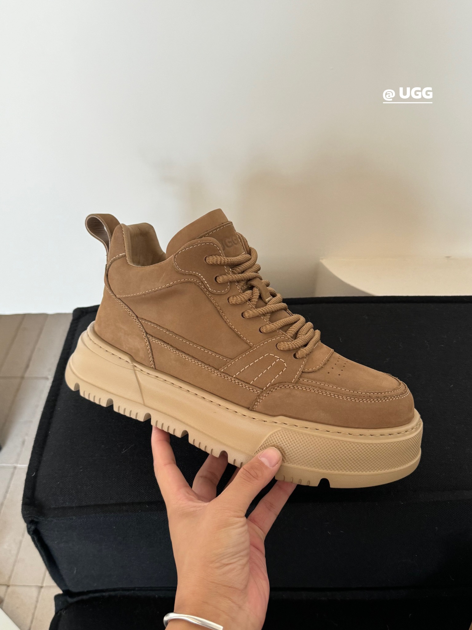 细节图
.
.
.
.
🔥双11预热特惠🔥CX专供 独家纯原
【UGG】原xx 
𝐔*g ₂₀₂₄ . 1168595 磨砂休闲板鞋
很简单大方的款式 高级感配色洋气
私模大底 鞋面定制牛皮 内里真羊毛 
上脚百搭不臃肿 超级适合秋冬
⚠️颜色:栗色，卡其色，深灰色
⚠️Size ：39.40.41.42.43.44