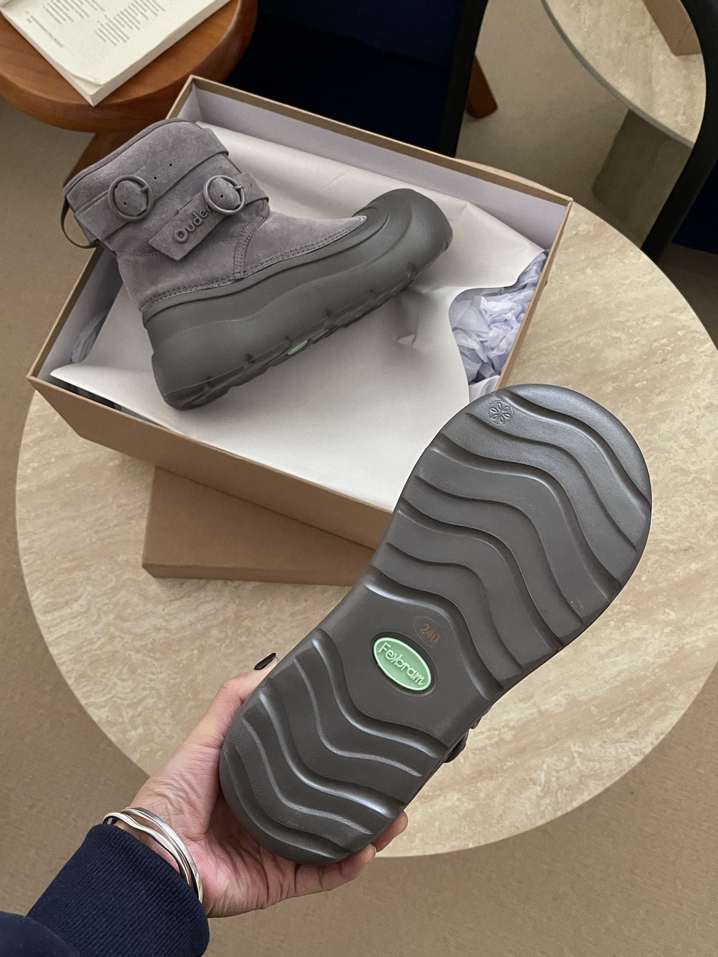 “Stylish Grey Snow Boots with Adjustable Fit and High Comfort Level” - 图片 8
