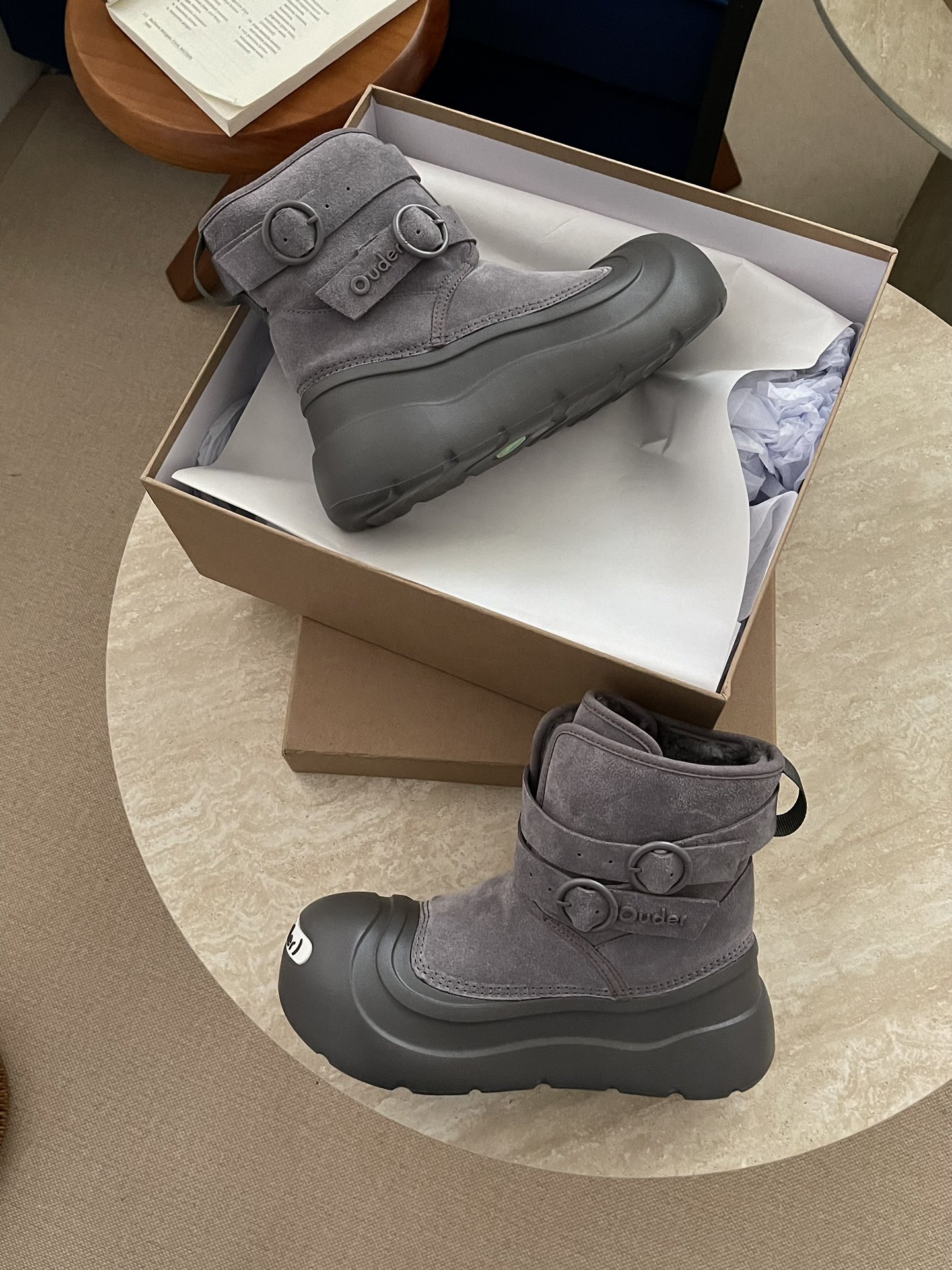 “Stylish Grey Snow Boots with Adjustable Fit and High Comfort Level” - 图片 3