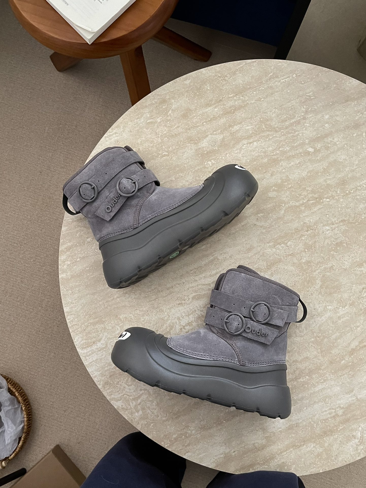 “Stylish Grey Snow Boots with Adjustable Fit and High Comfort Level” - 图片 5