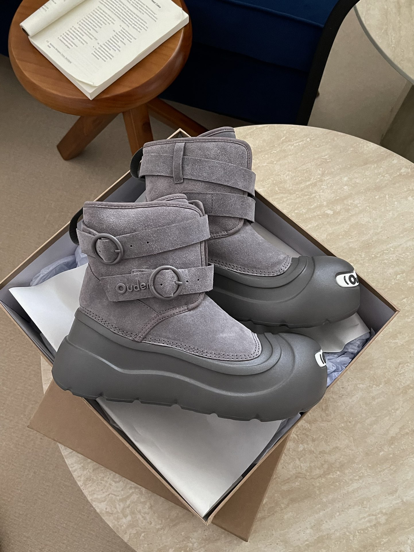“Stylish Grey Snow Boots with Adjustable Fit and High Comfort Level” - 图片 4
