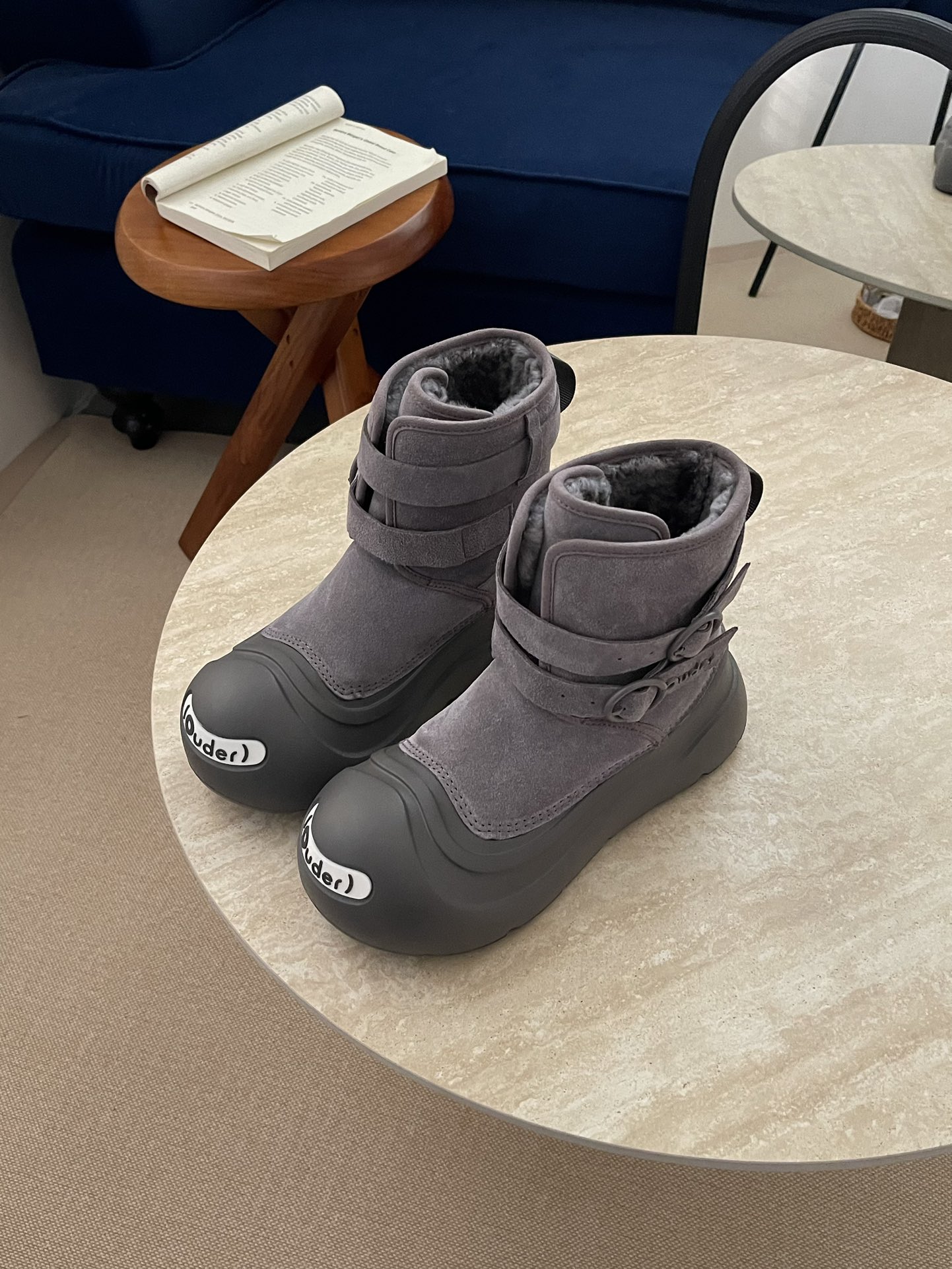 “Stylish Grey Snow Boots with Adjustable Fit and High Comfort Level”